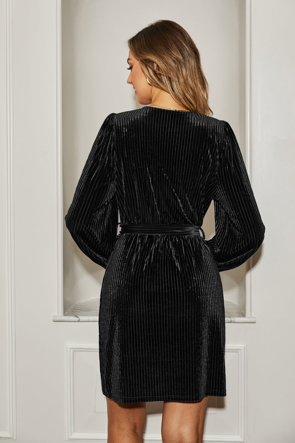 Schwarzes langärmeliges Mini-Wickelkleid aus Samt
