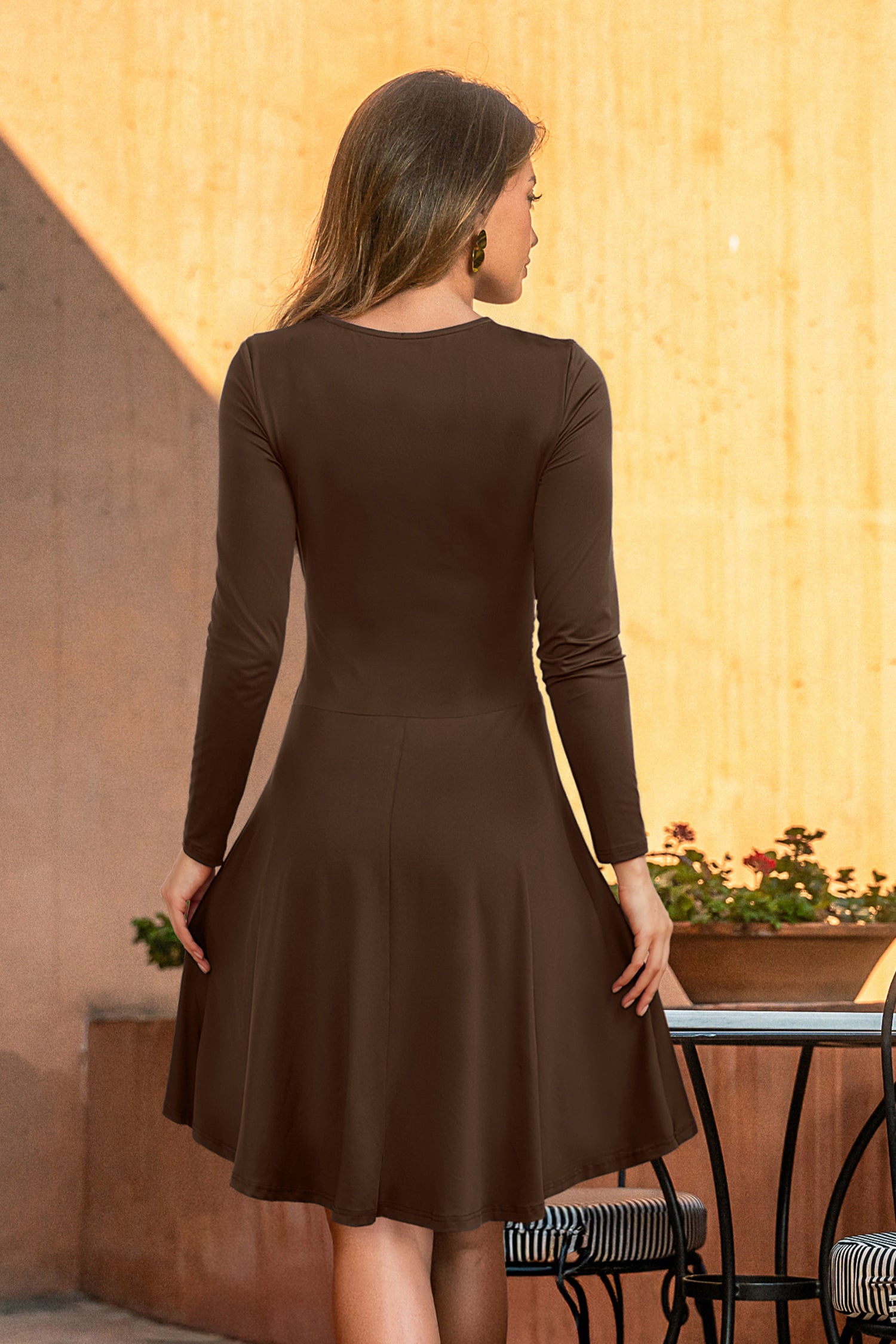 Cremebraunes Strick-Midi-Wickelkleid