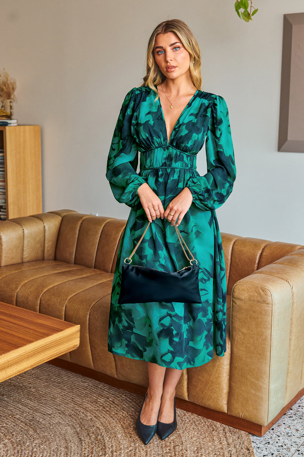 Abstraktes Tiefer Ausschnitt Langärmeliges Midikleid