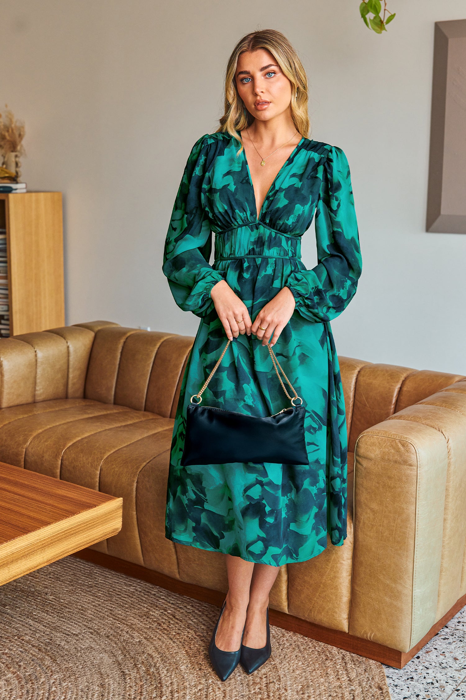 Abstraktes Tiefer Ausschnitt Langärmeliges Midikleid