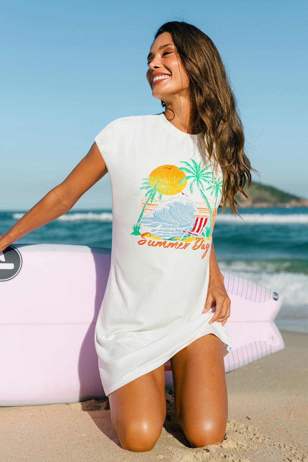 Weißes Mini-Strandkleid mit Grafik-Print