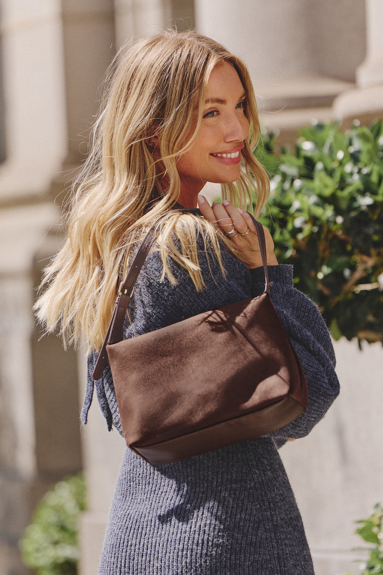 Braune Schultertasche mit verstellbarem Riemen
