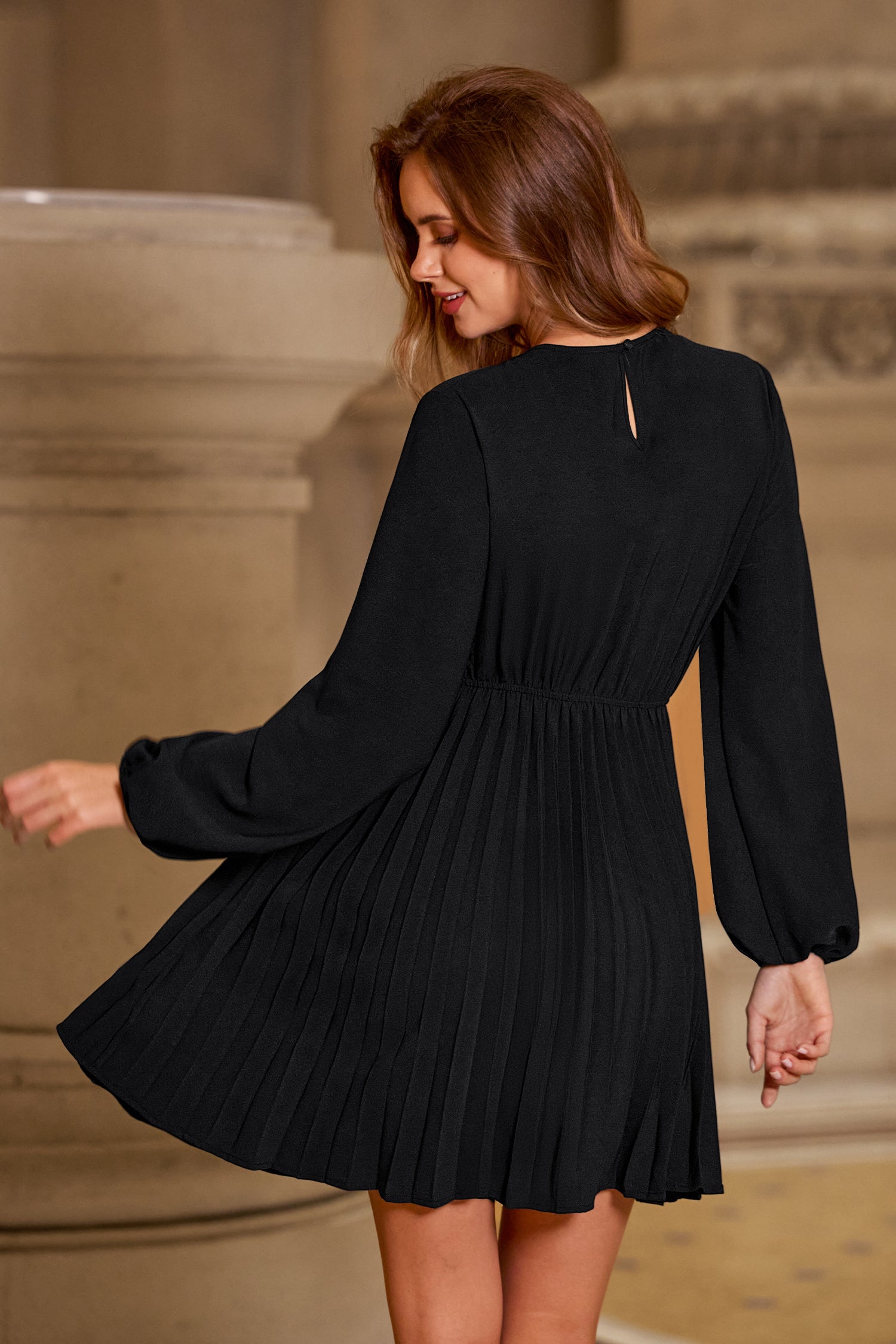 Schwarzes Plissiertes Minikleid