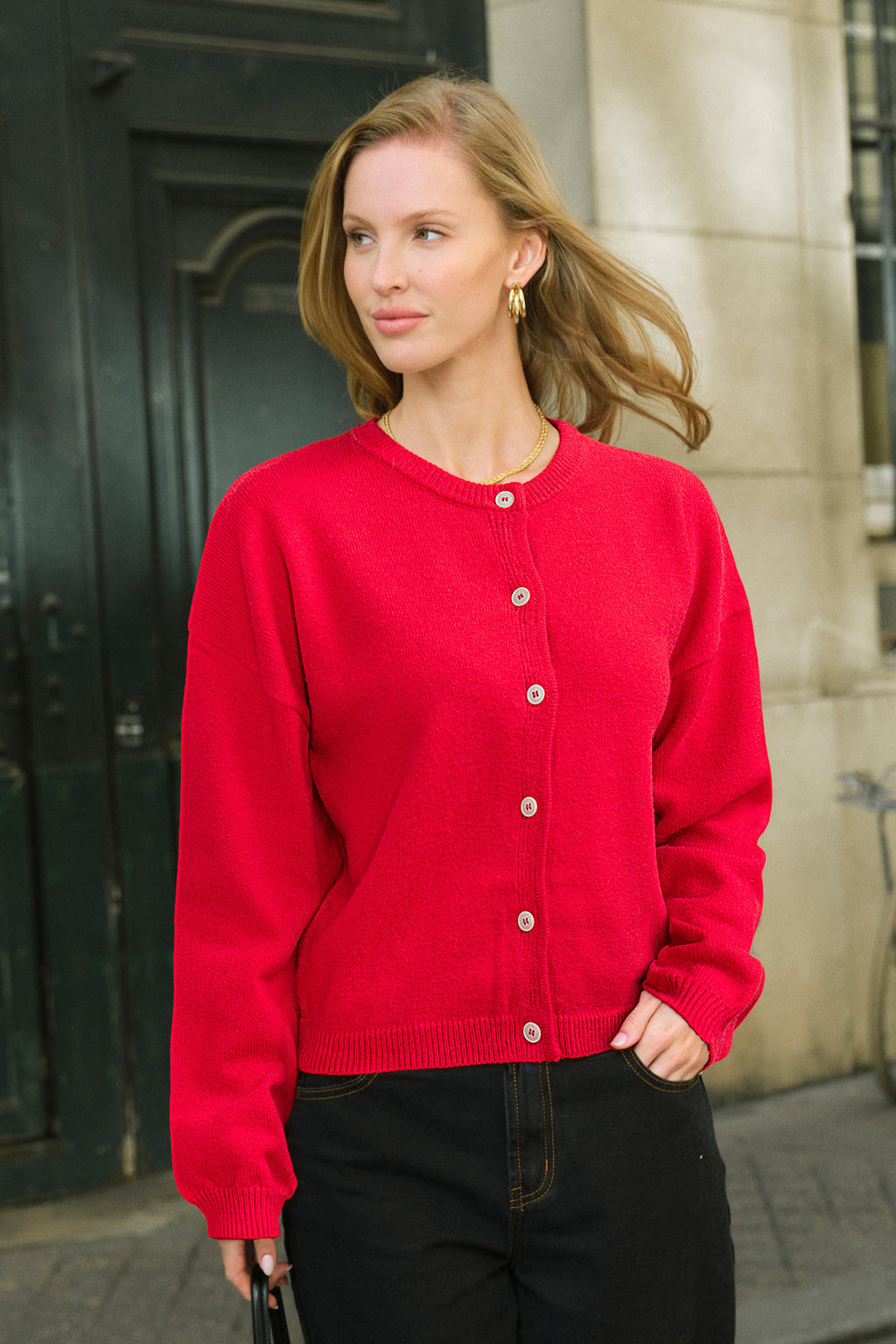 Rote Strickjacke mit Knopfleiste vorne