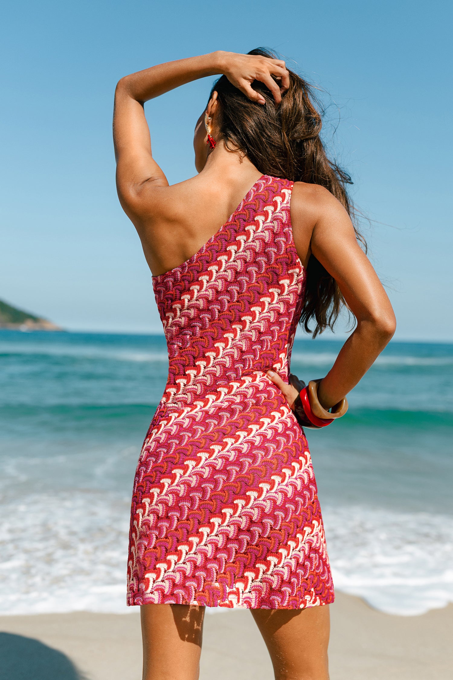 Rotes Mini-Strandkleid mit asymmetrischem Ausschnitt