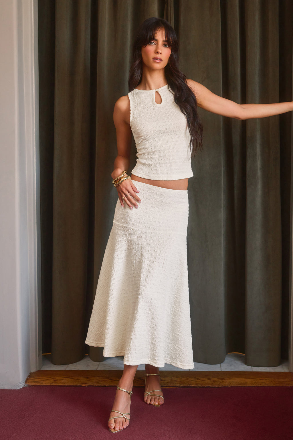 Beiger Zweiteiler aus ärmellosem Top und High-Waist Midirock
