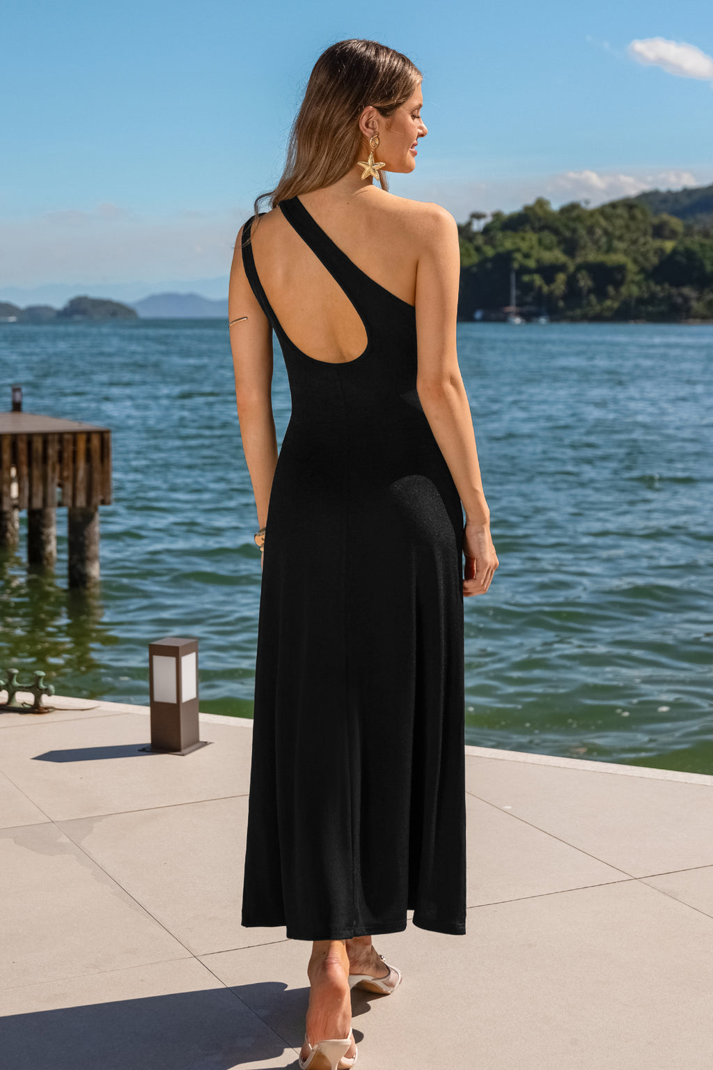 Schwarzes Maxi-Abendkleid mit asymmetrischem Ausschnitt