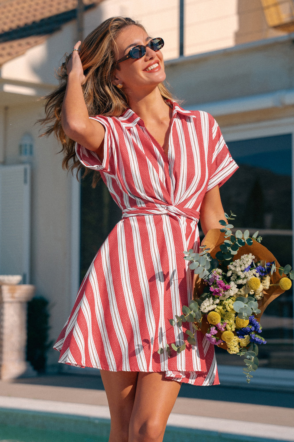 Rotes Gestreiftes Geknotetes Kurzarm Mini-Hemdkleid