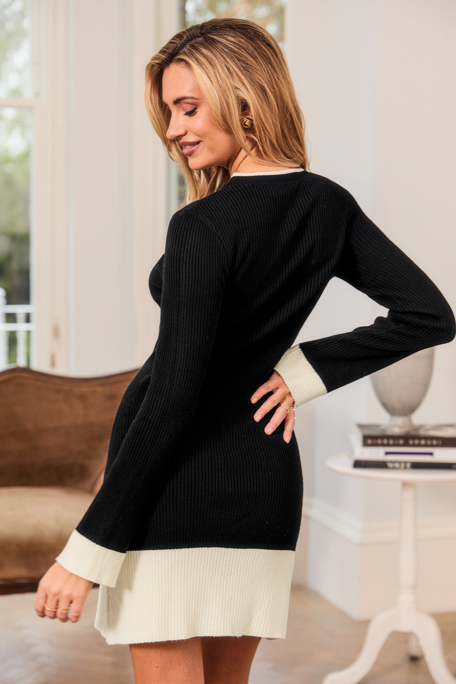 Schwarz-Weißes Rundhals Farbblock-Strickkleid
