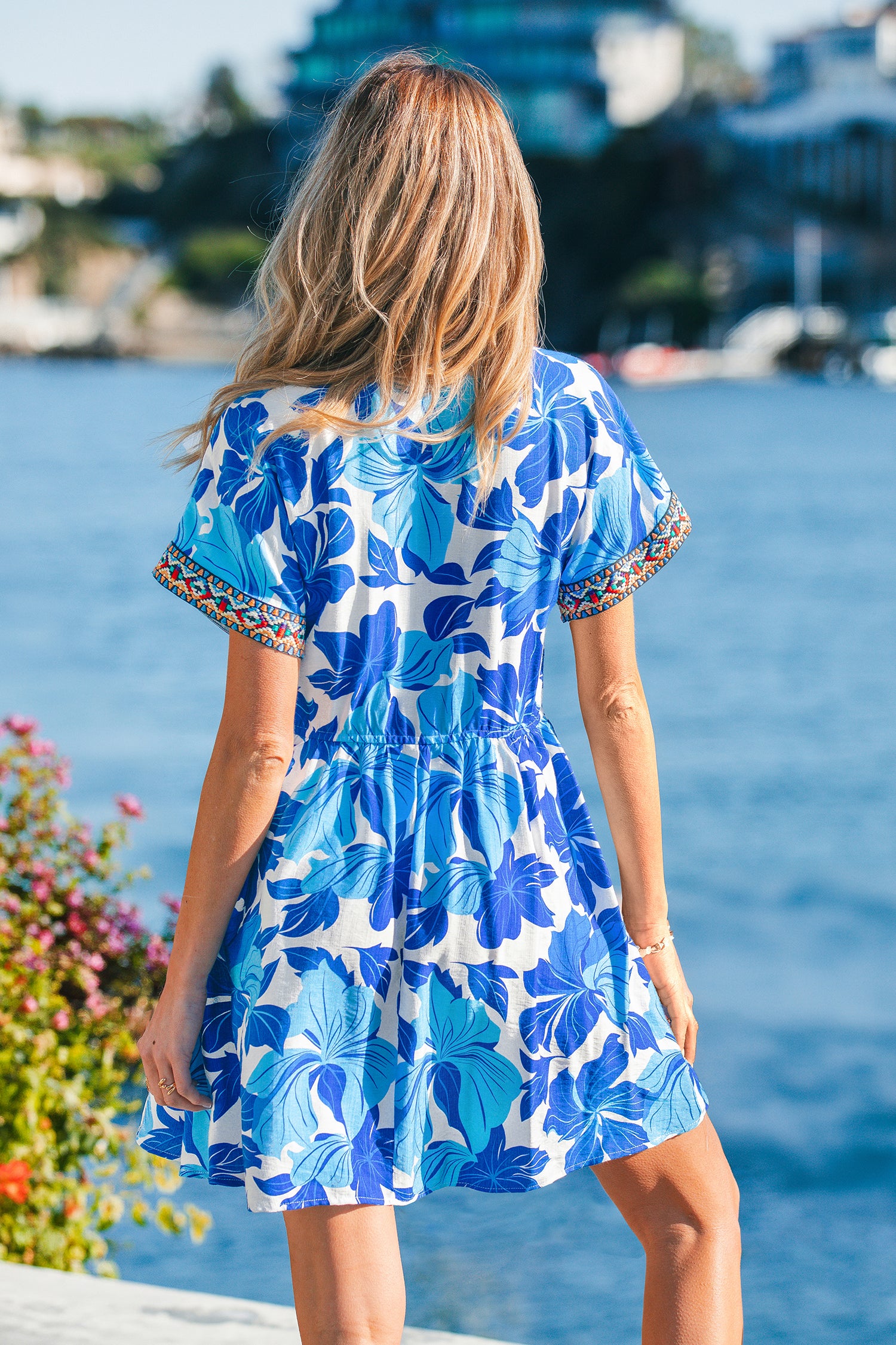 Blau-Weißes Tropisches Tiefer Ausschnitt Kurzarm Mini-Strandkleid