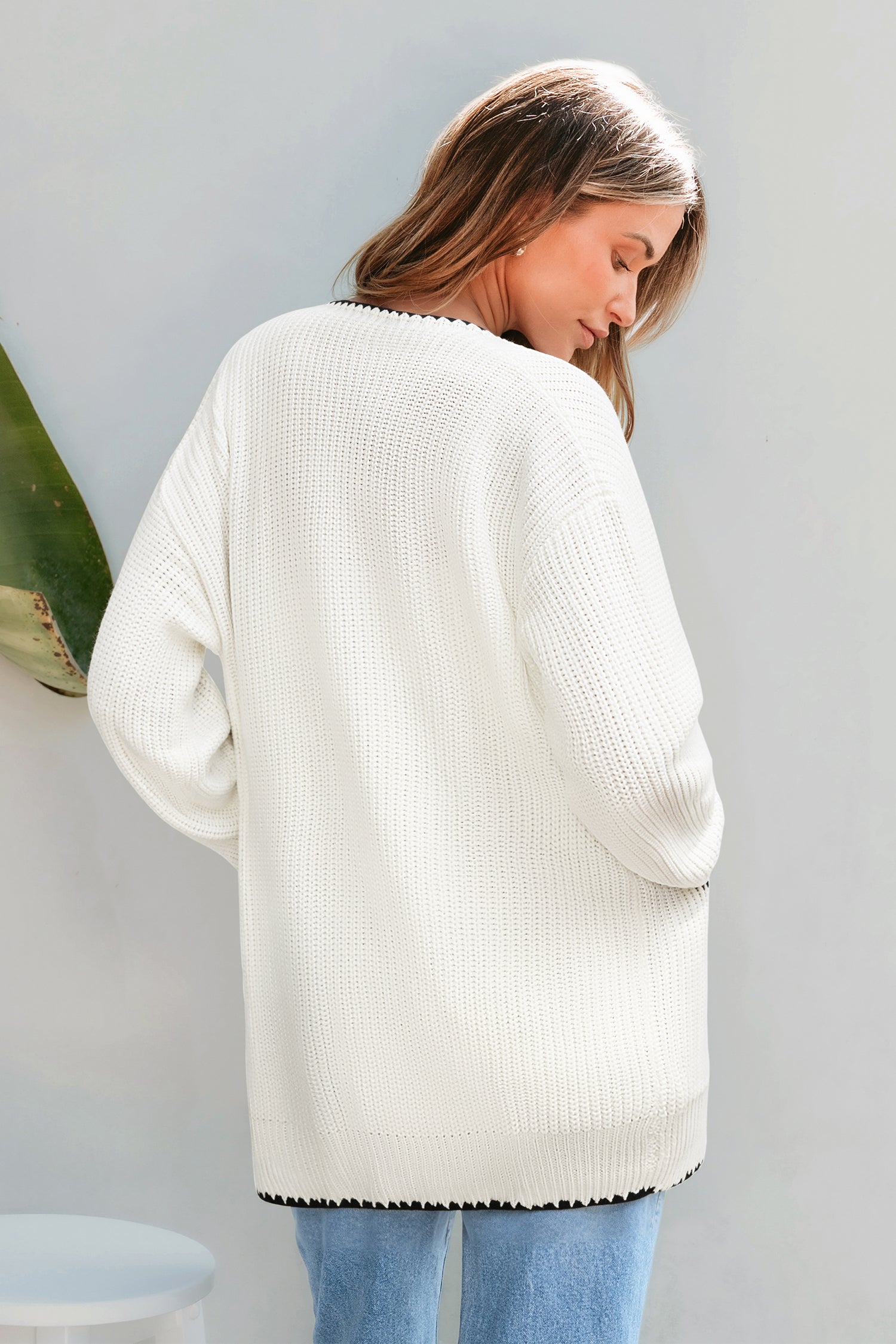 Cremefarbene Strickjacke mit Kontrastnähten