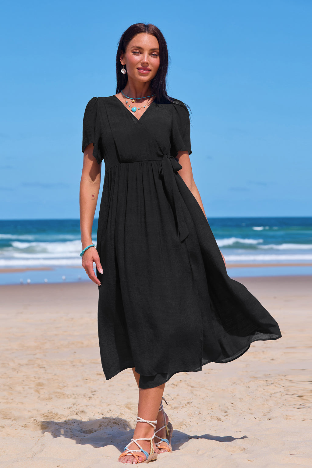 Schwarzes Midi-Wickel-Strandkleid mit Taillenband