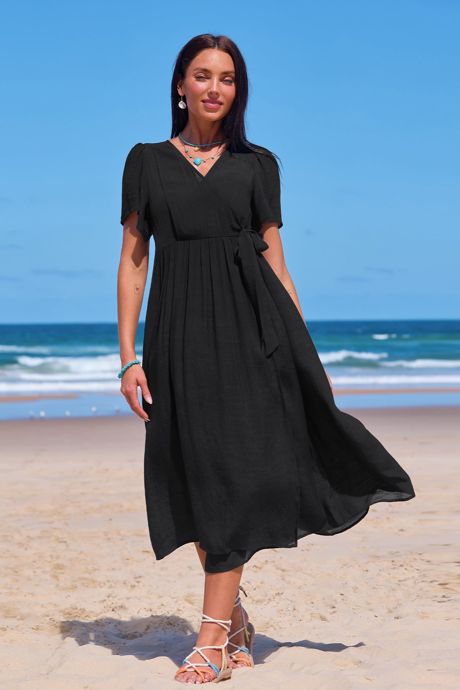 Schwarzes Midi-Wickel-Strandkleid mit Taillenband