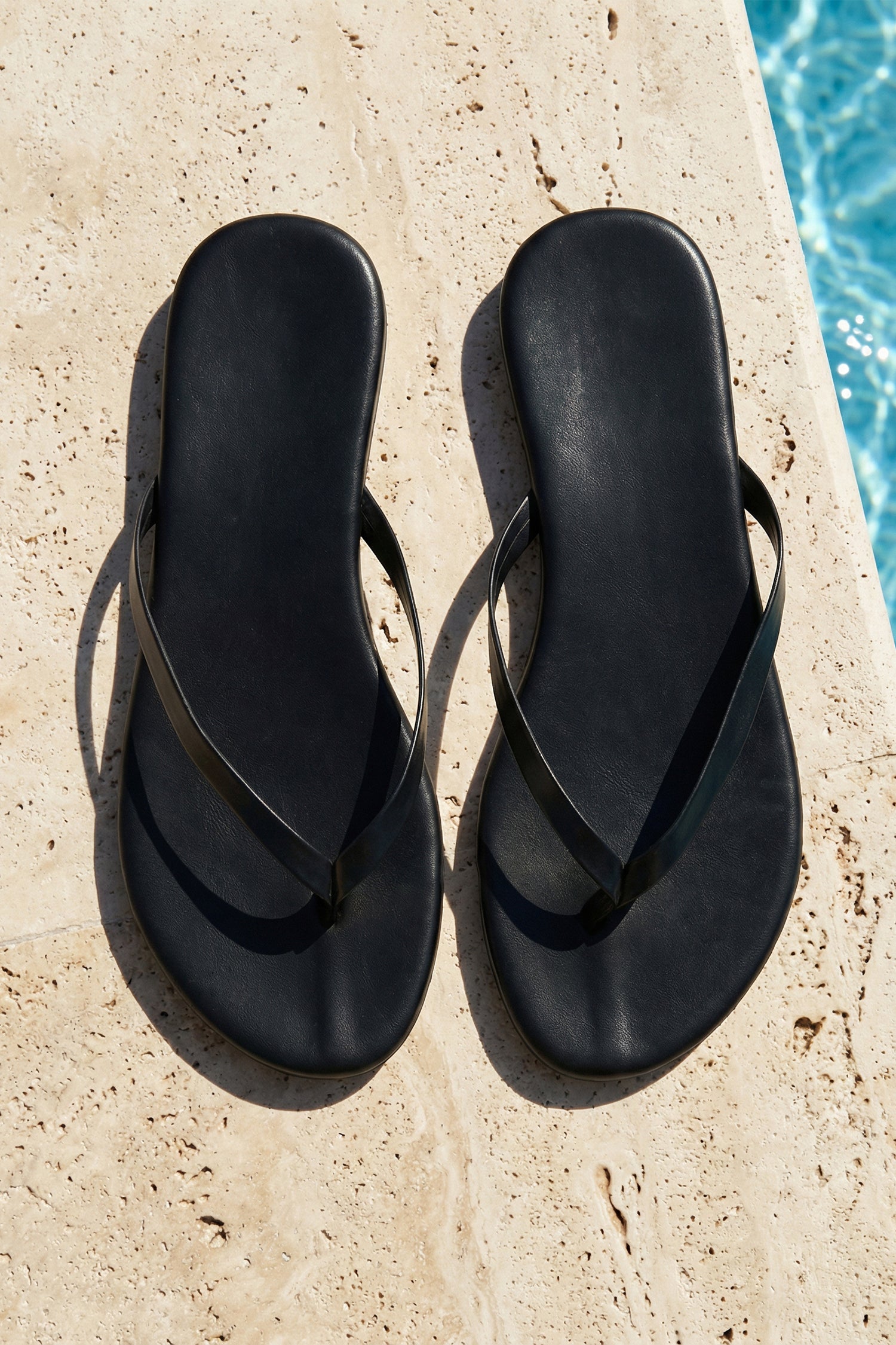 Schwarze Flip-Flops aus Kunstleder