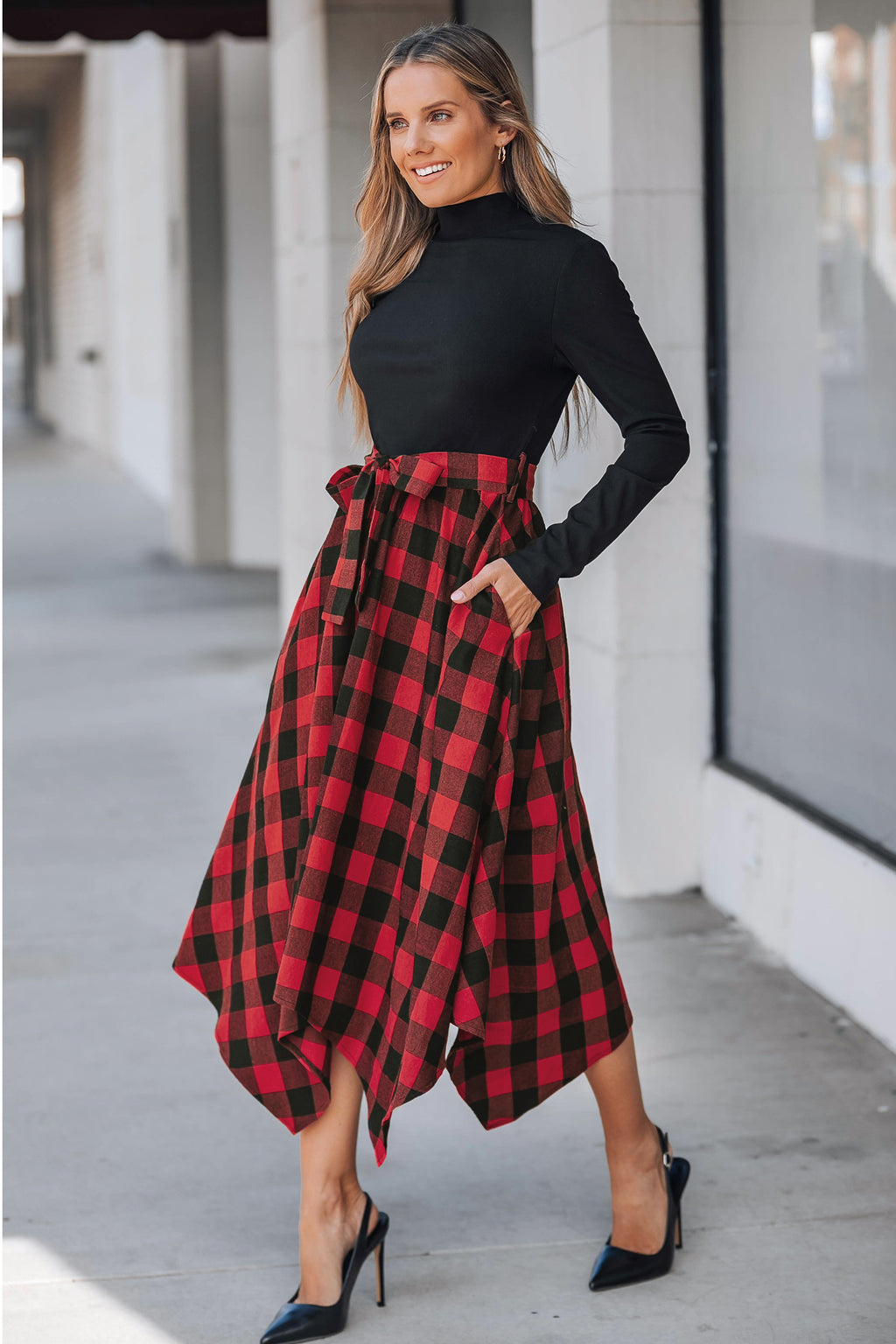 Schwarzes kariertes Stehkragen-Midikleid mit Schleife
