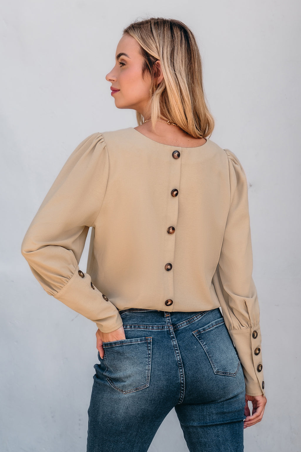 Khakifarbene Rundhals-Bluse mit Puffärmeln und Knopfleiste
