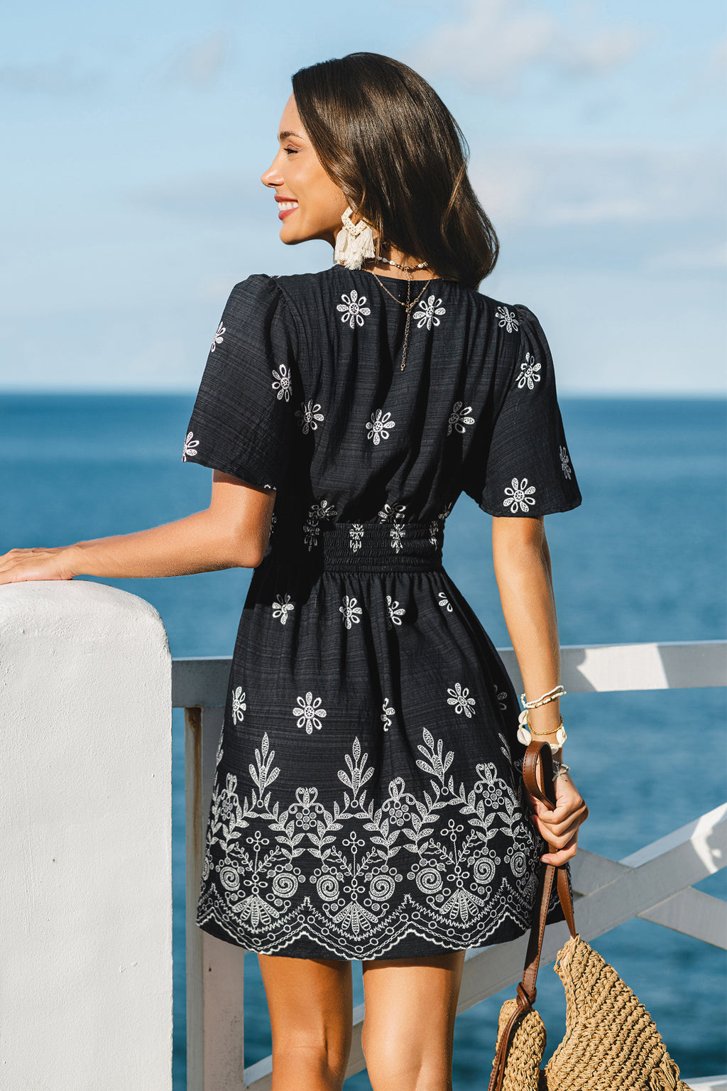 Schwarz Geblümtes Kurzarm Tiefer Ausschnitt Mini-Strandkleid