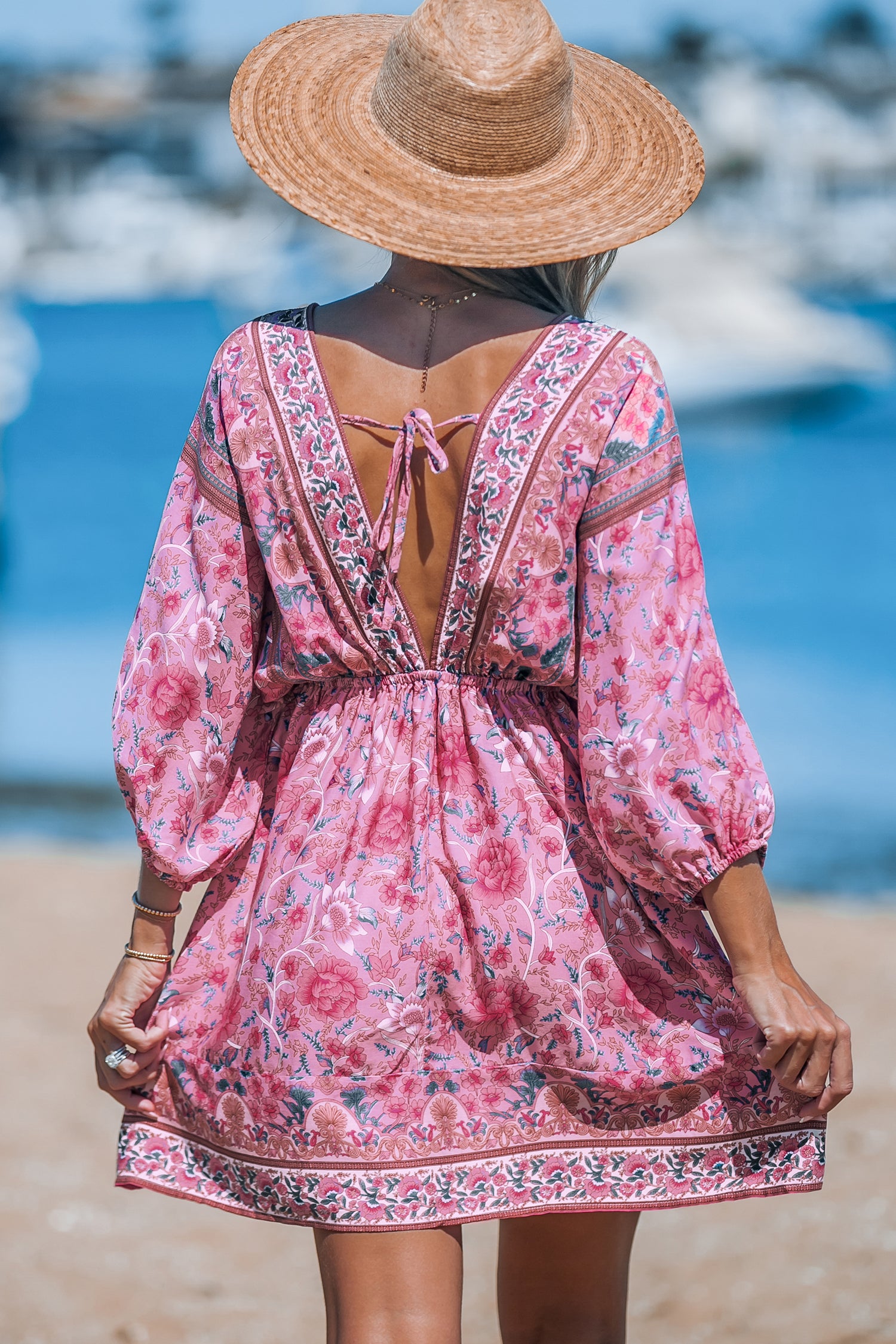 Rosa geblümtes Minikleid mit Blousonärmeln