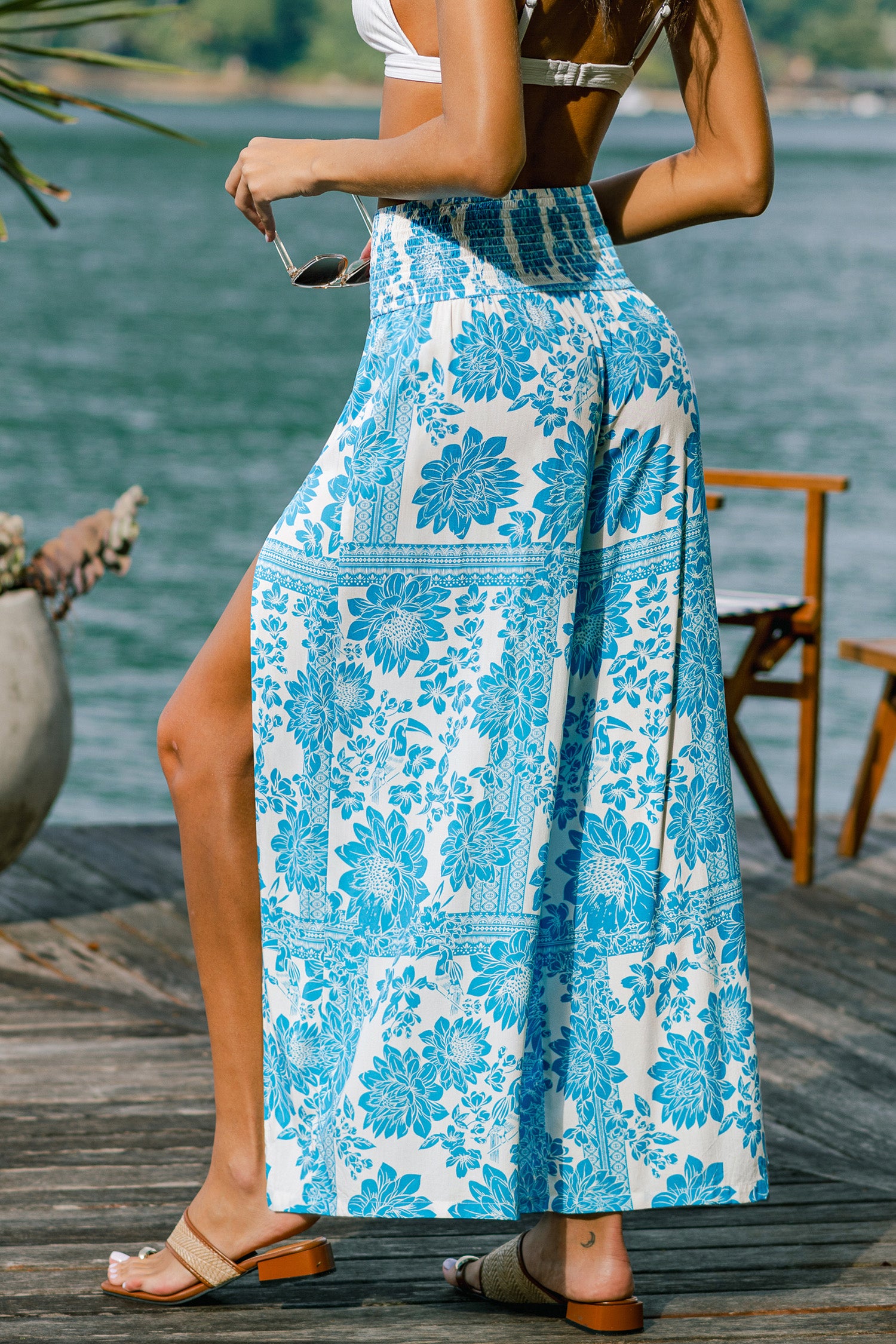 Blau-Weiß geblümte Strandhose mit gesmoktem Bund