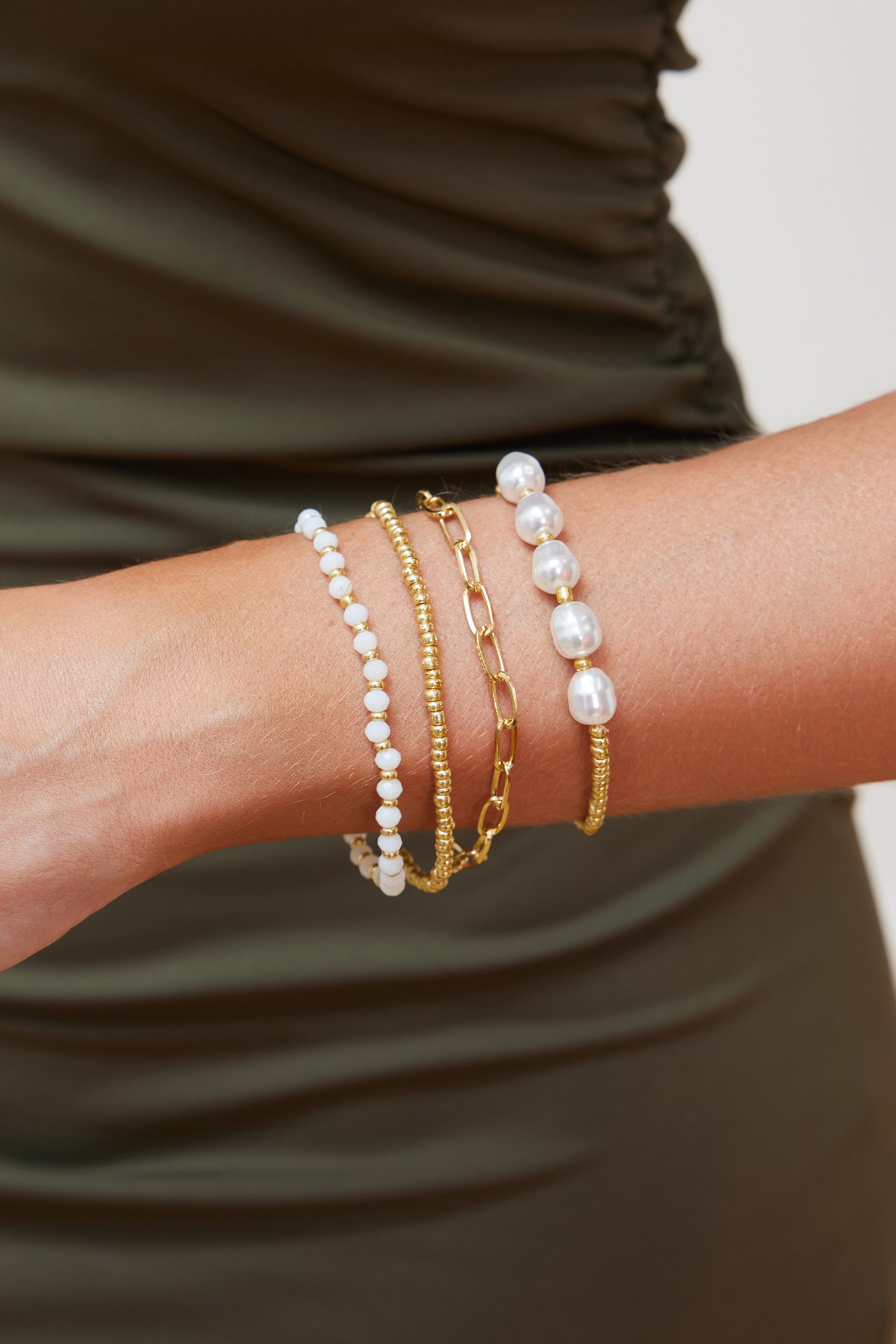 Goldfarbenes Armband-Set mit Kunstperlen
