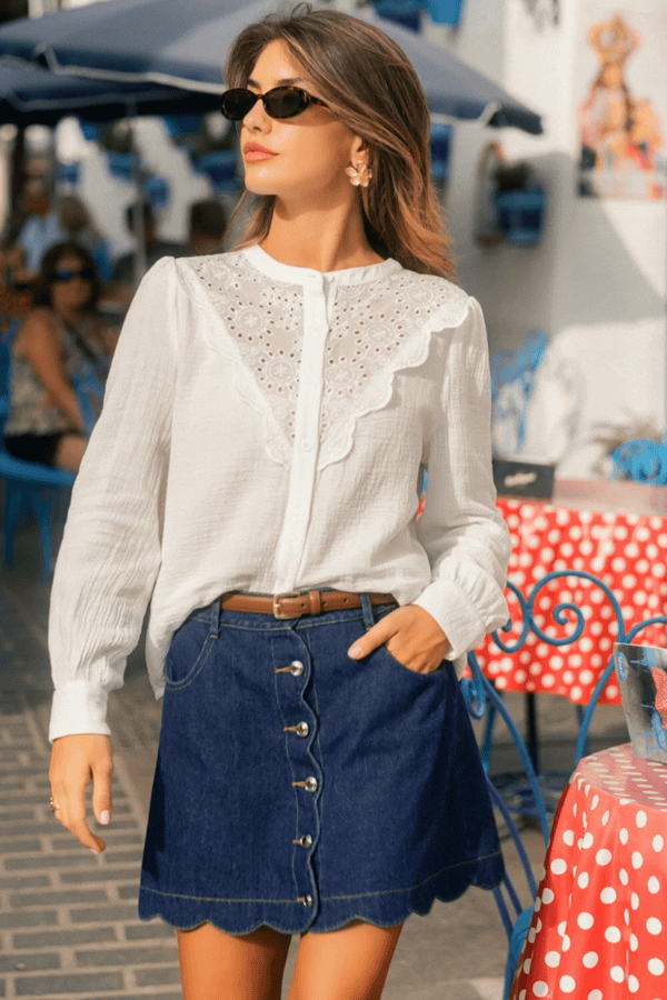 Weiße Rundhals Bluse mit Knopfleiste vorne