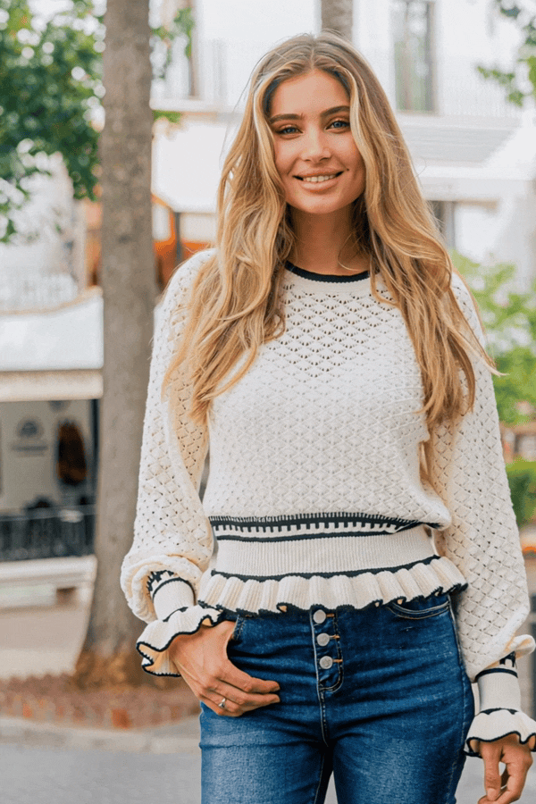 Cremefarbener Rundhals Pullover mit Rüschenbesatz