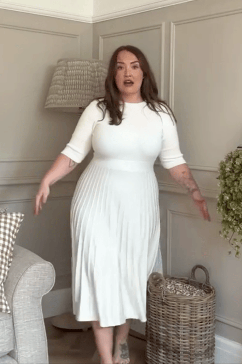 Weißes Midikleid mit Mockneck und Plisseerock