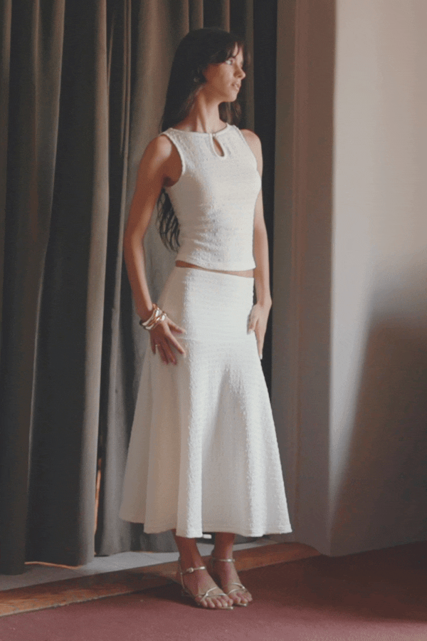 Beiger Zweiteiler aus ärmellosem Top und High-Waist Midirock