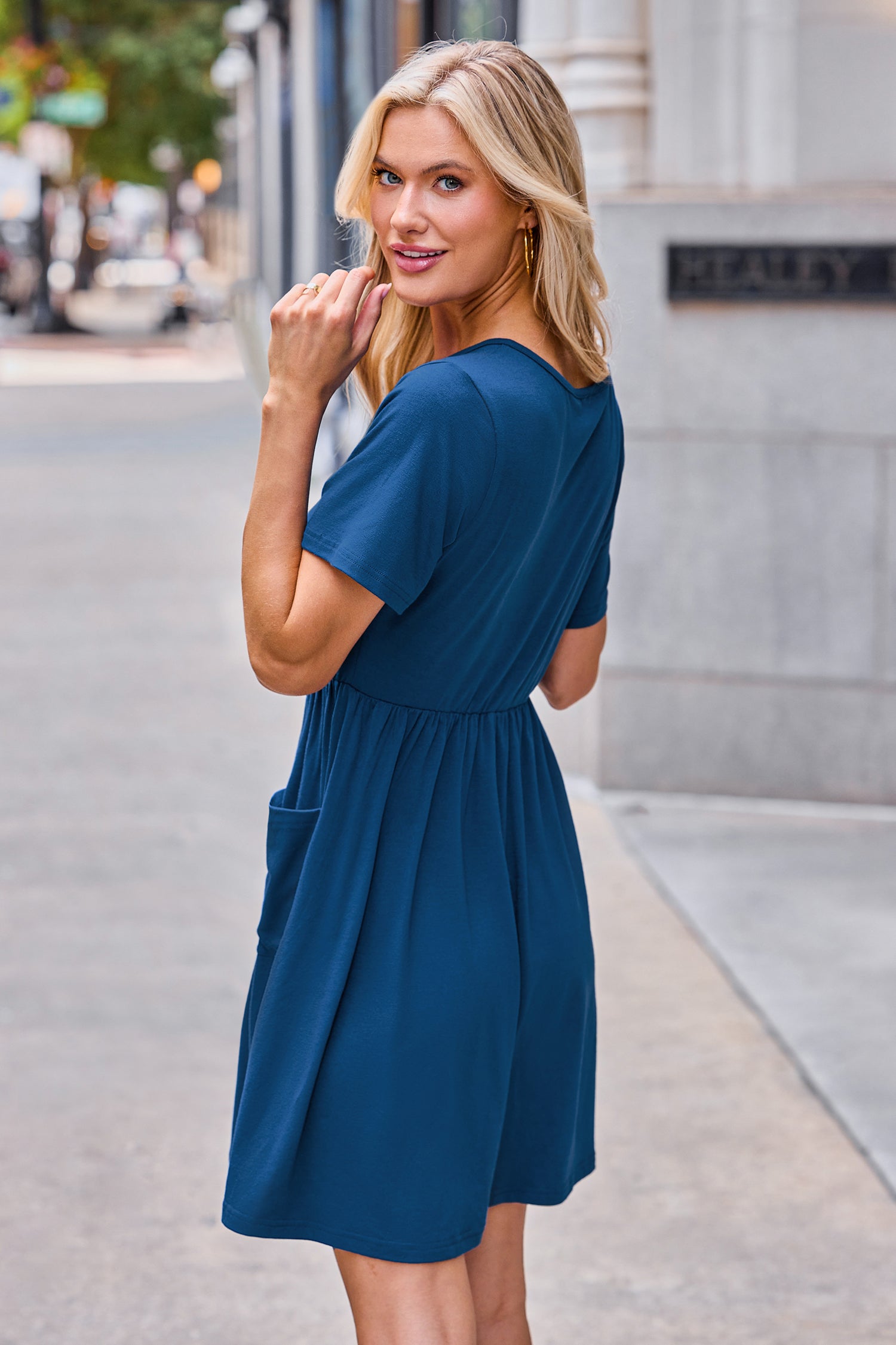 Blaues V-Ausschnitt Strick-Minikleid