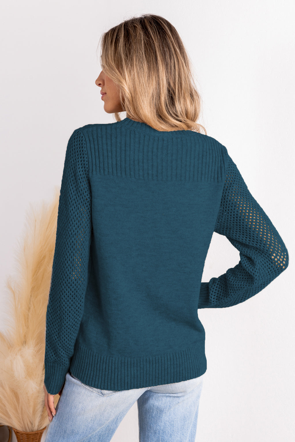 Blauer Langarmpullover mit Rundhalsausschnitt und Perforation