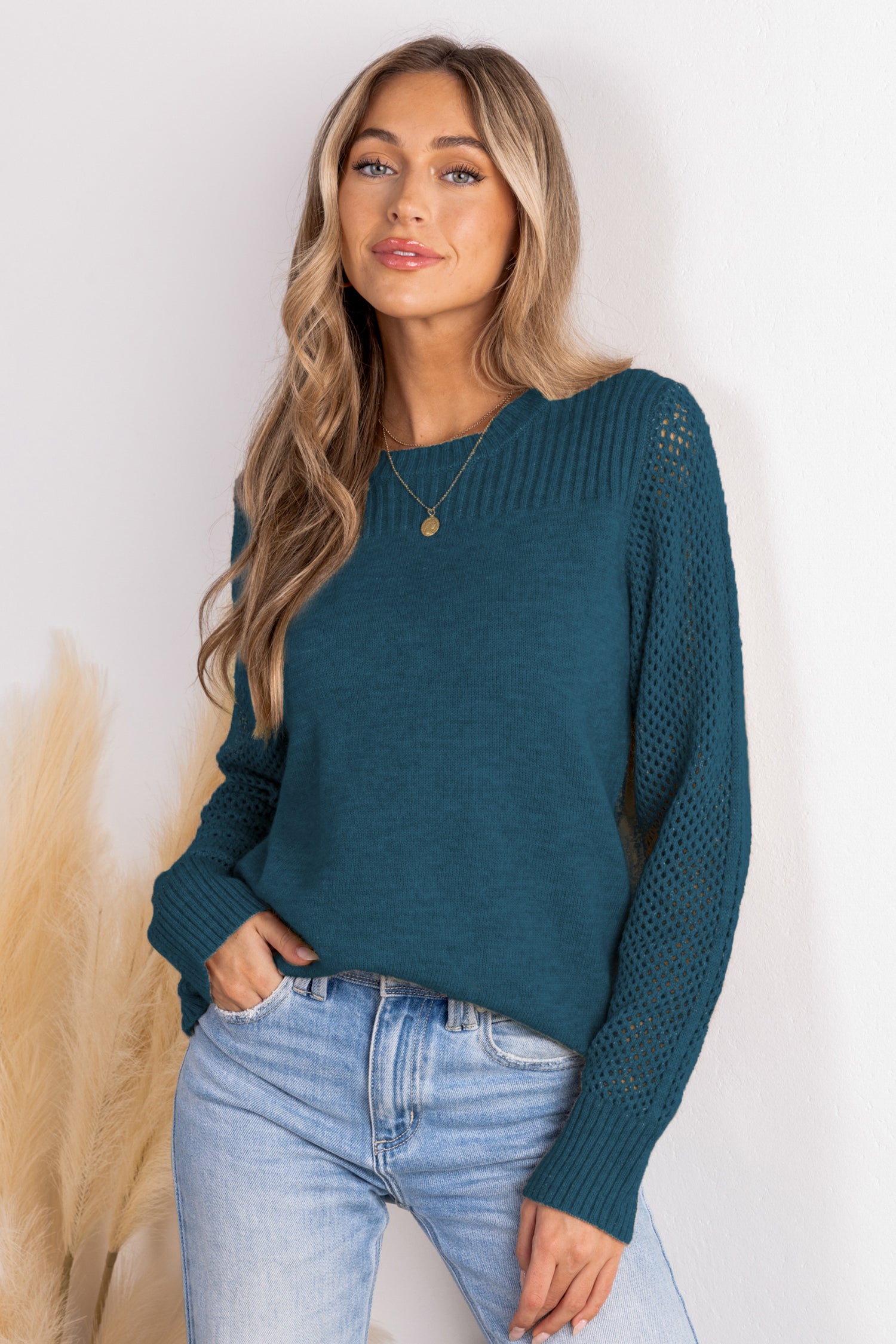 Blauer Langarmpullover mit Rundhalsausschnitt und Perforation