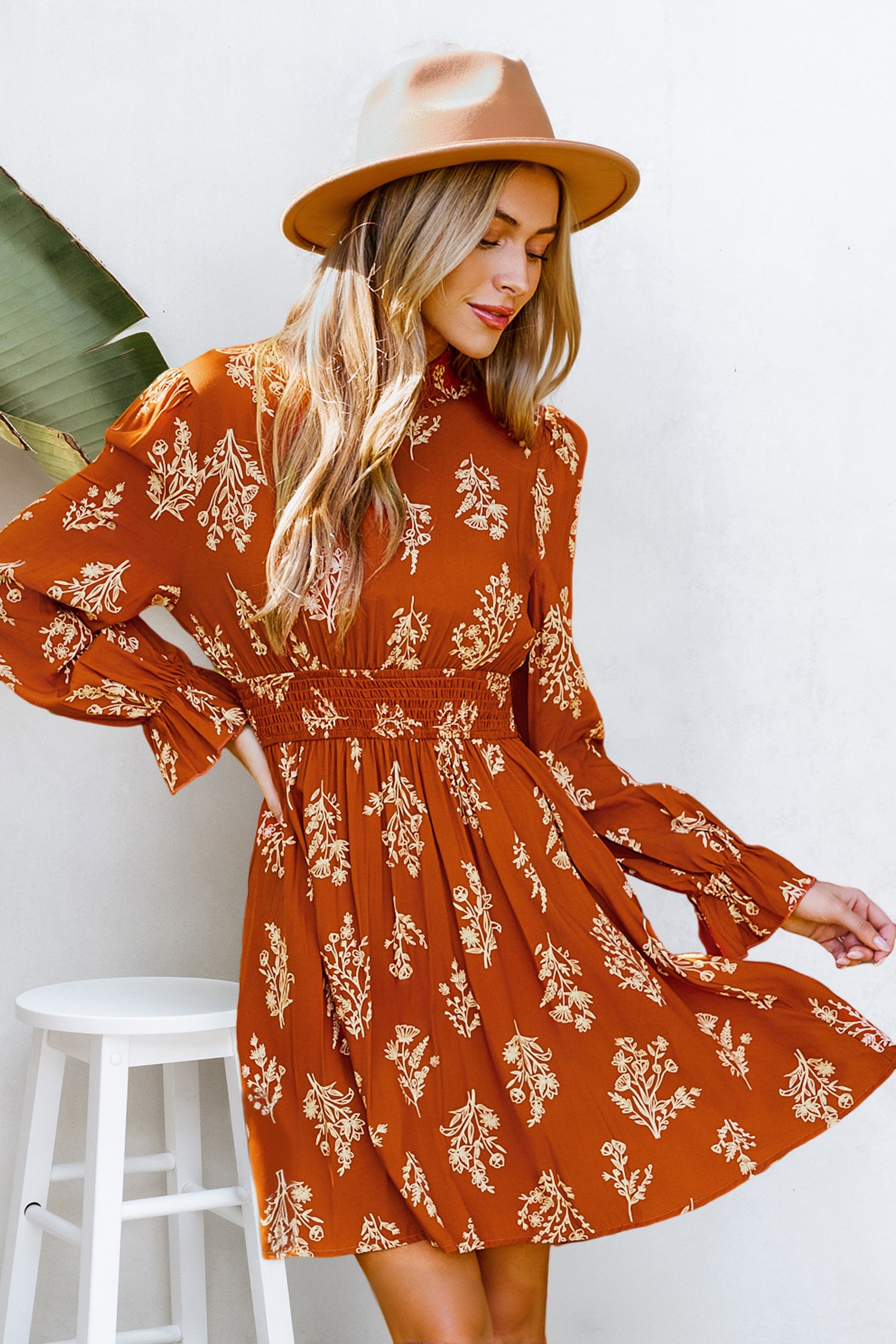 Floral-Minikleid mit Blousonärmeln in gebranntem Orange