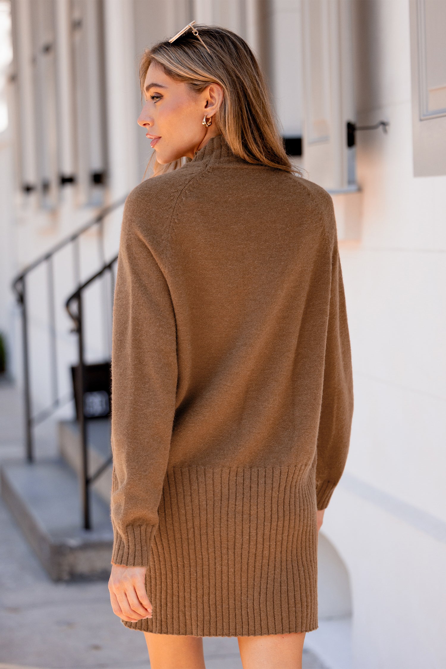 Braunes Rollkragen Strickkleid