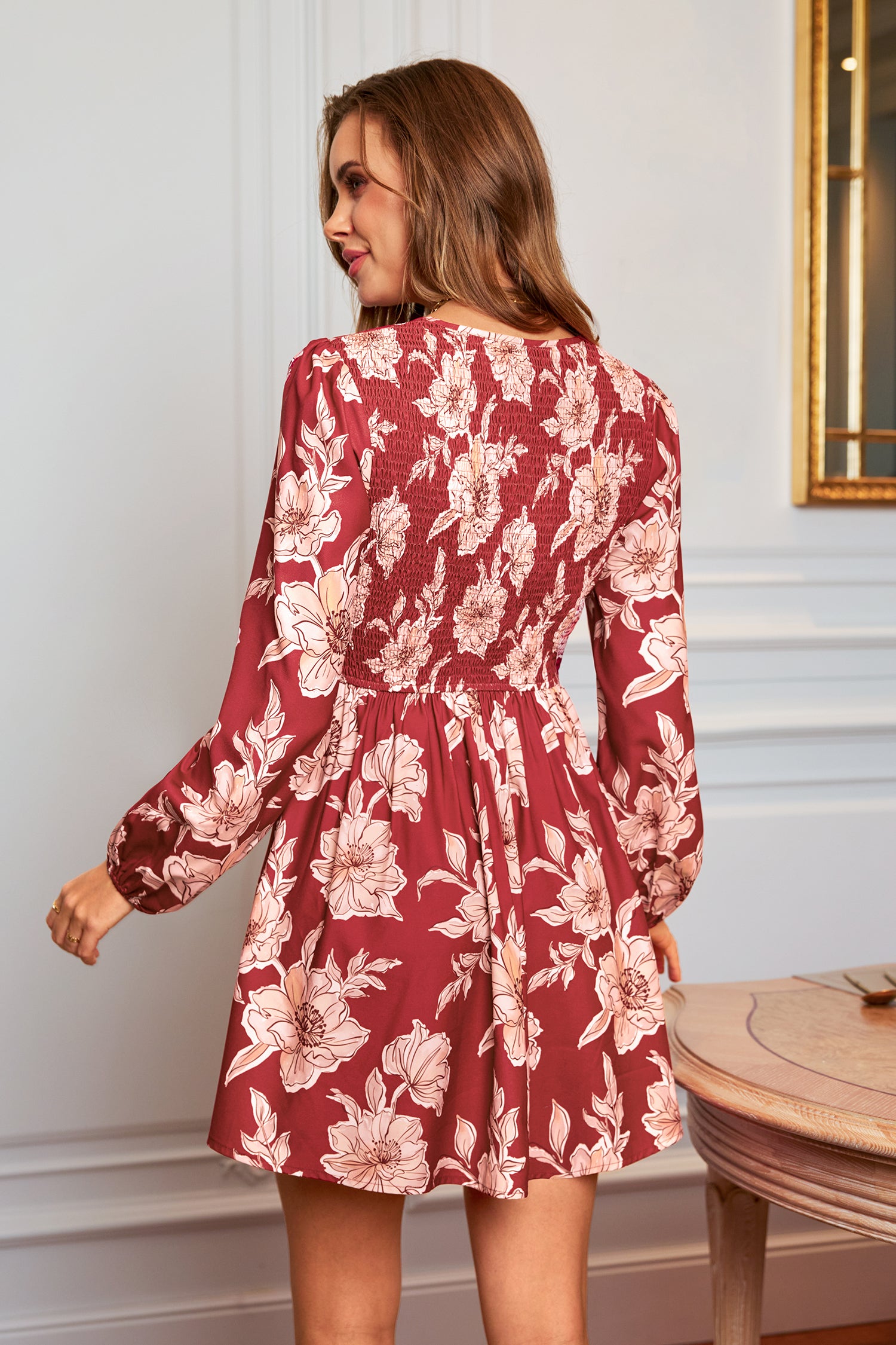 Rotes Minikleid mit Blumenmuster und Puffärmeln