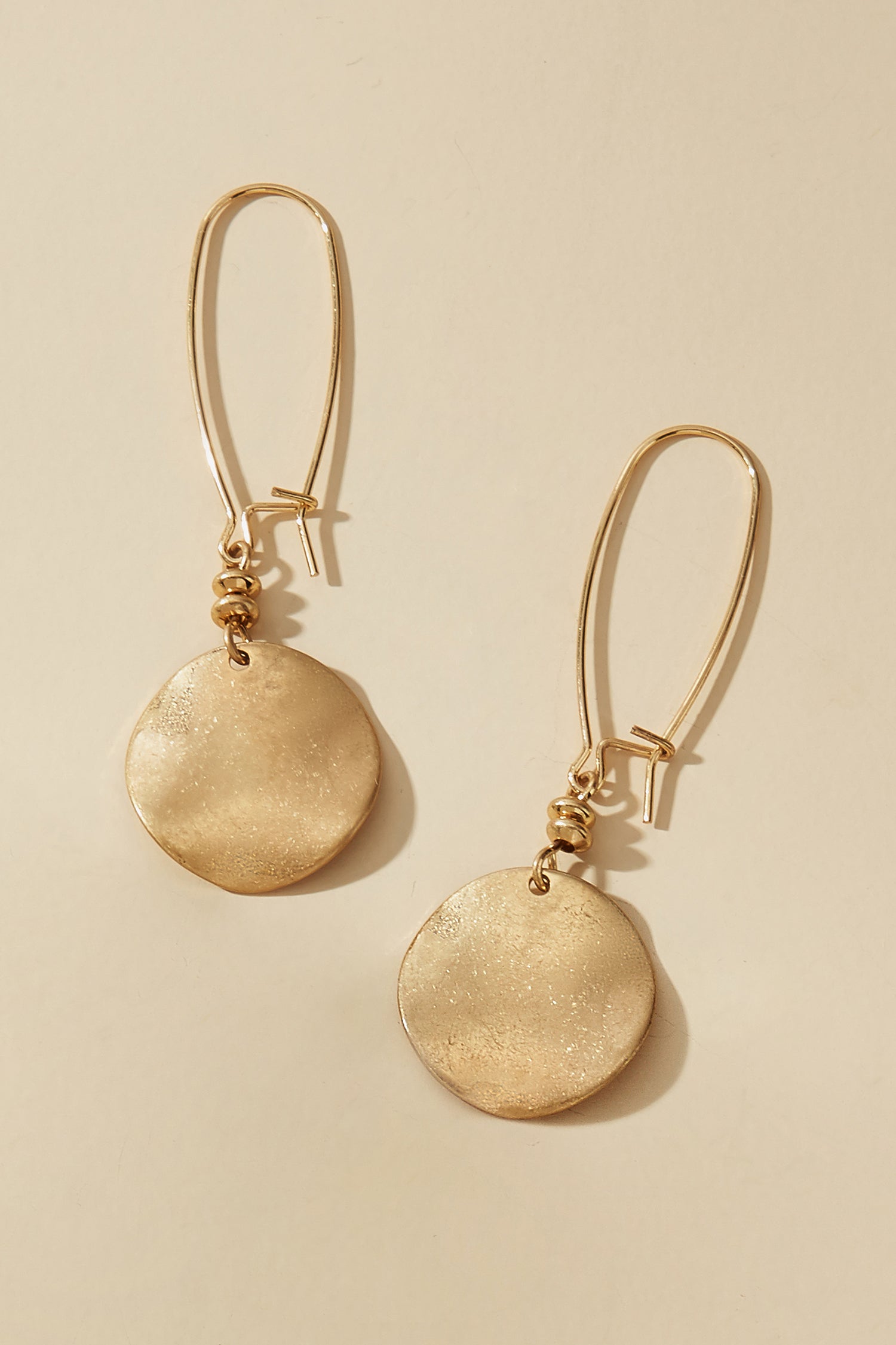 Goldfarbene Ohrringe im Tropfendesign