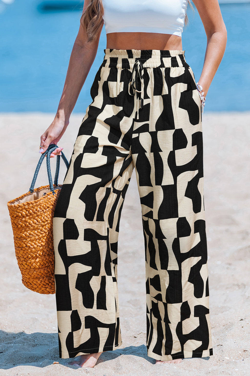 Stoffhose mit abstraktem Muster und Paperbag-Bund