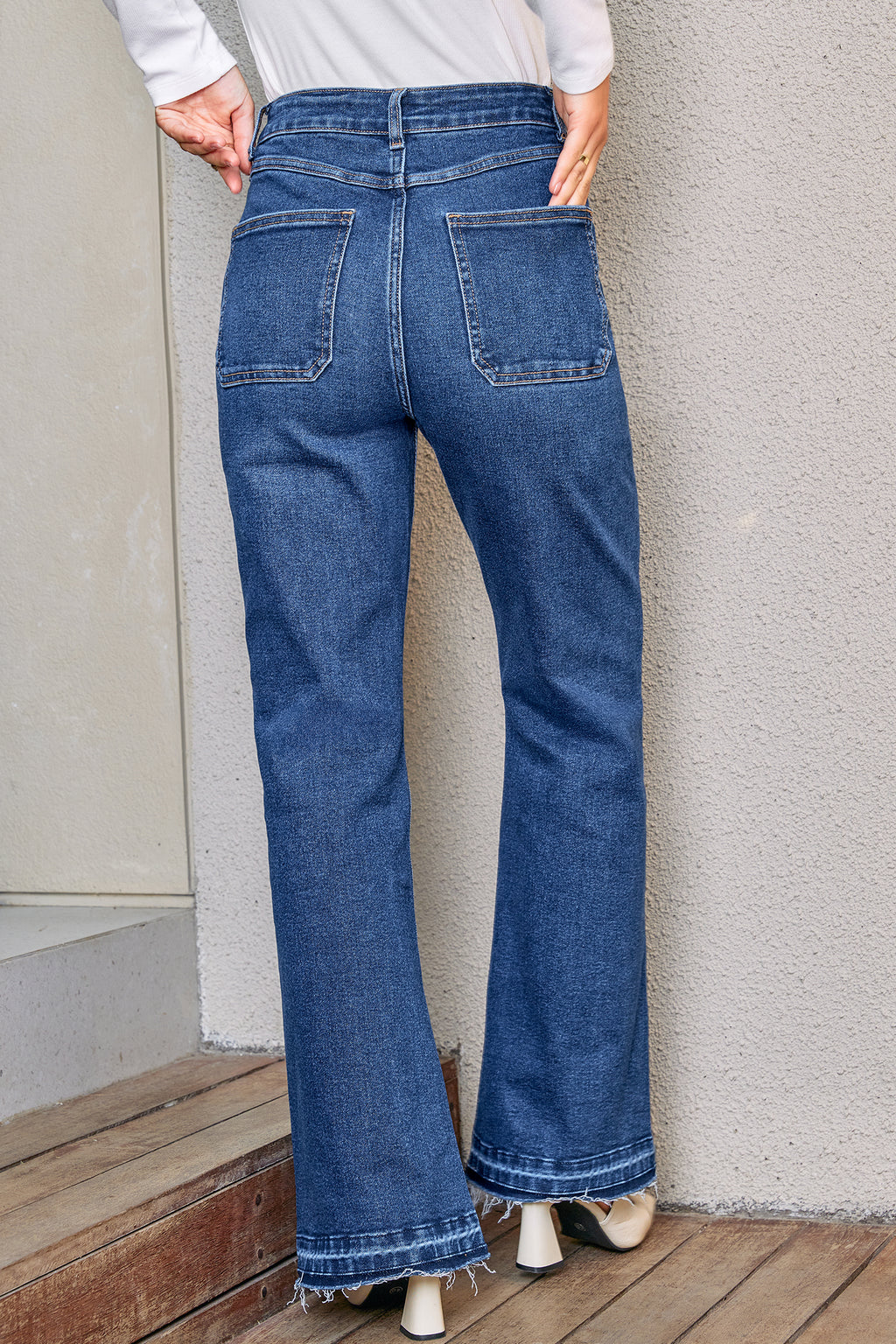 Blaue Schlagjeans mit Taschen