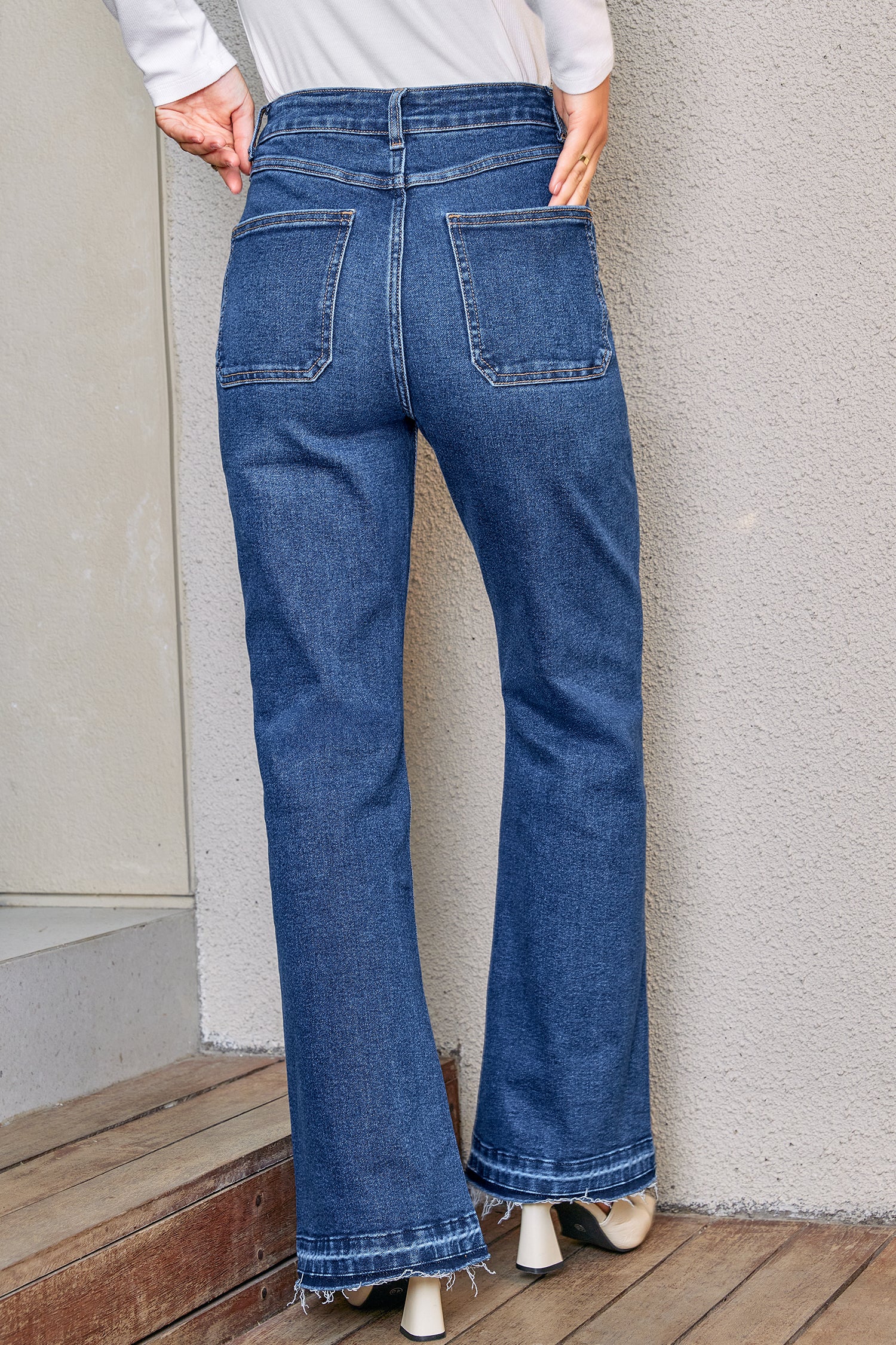 Blaue Schlagjeans mit Taschen