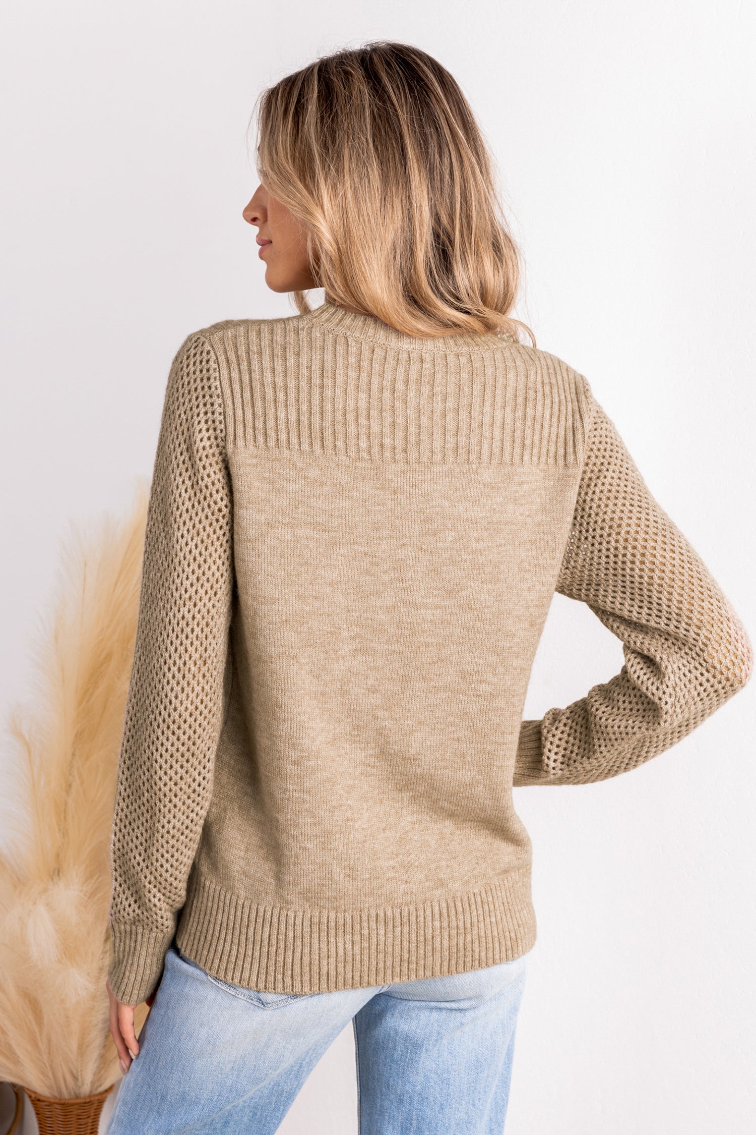 Khakifarbener Langarmpullover mit Rundhalsausschnitt