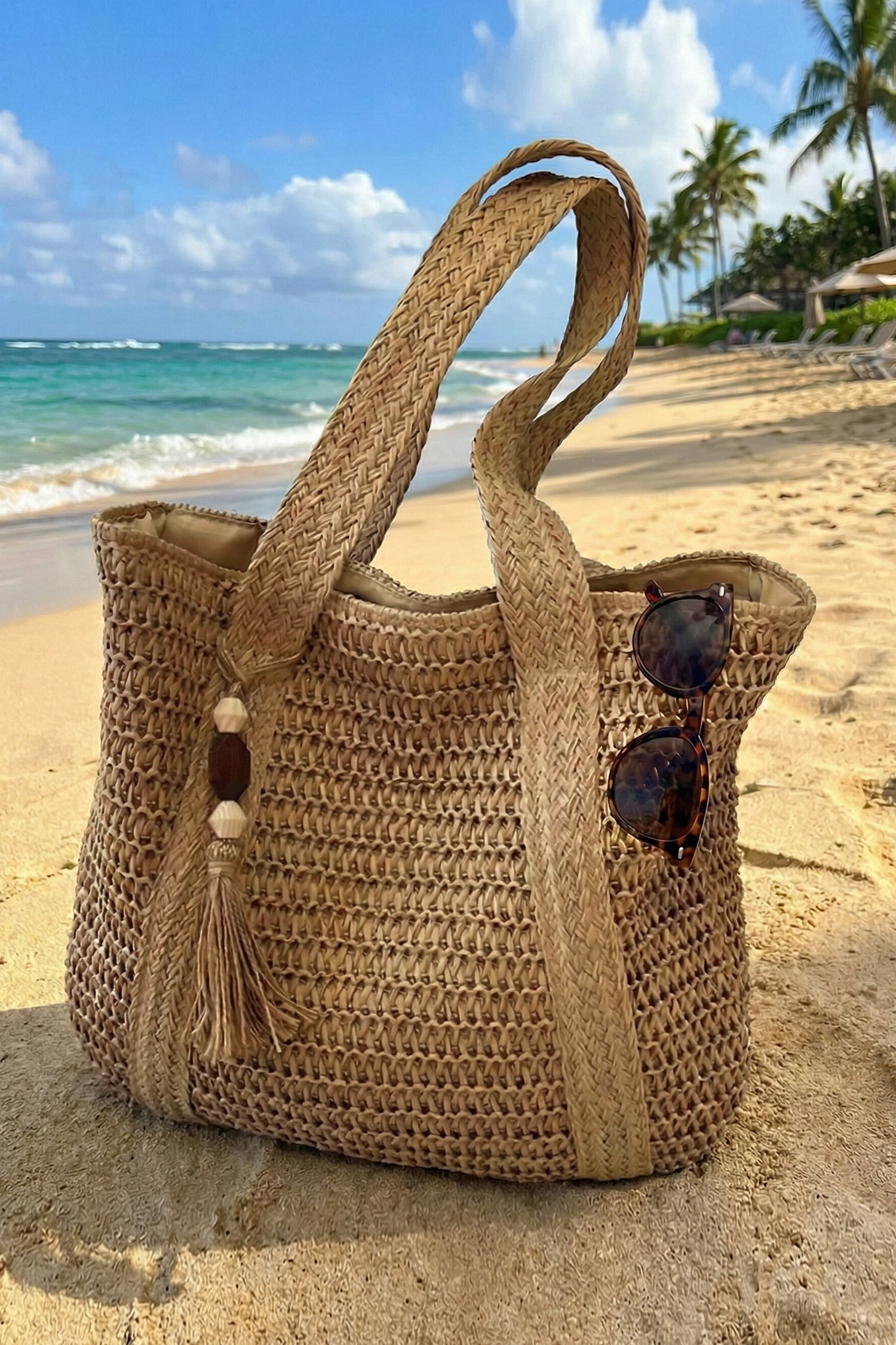 Strandtasche aus Stroh mit breiter Schultergurte in Khaki