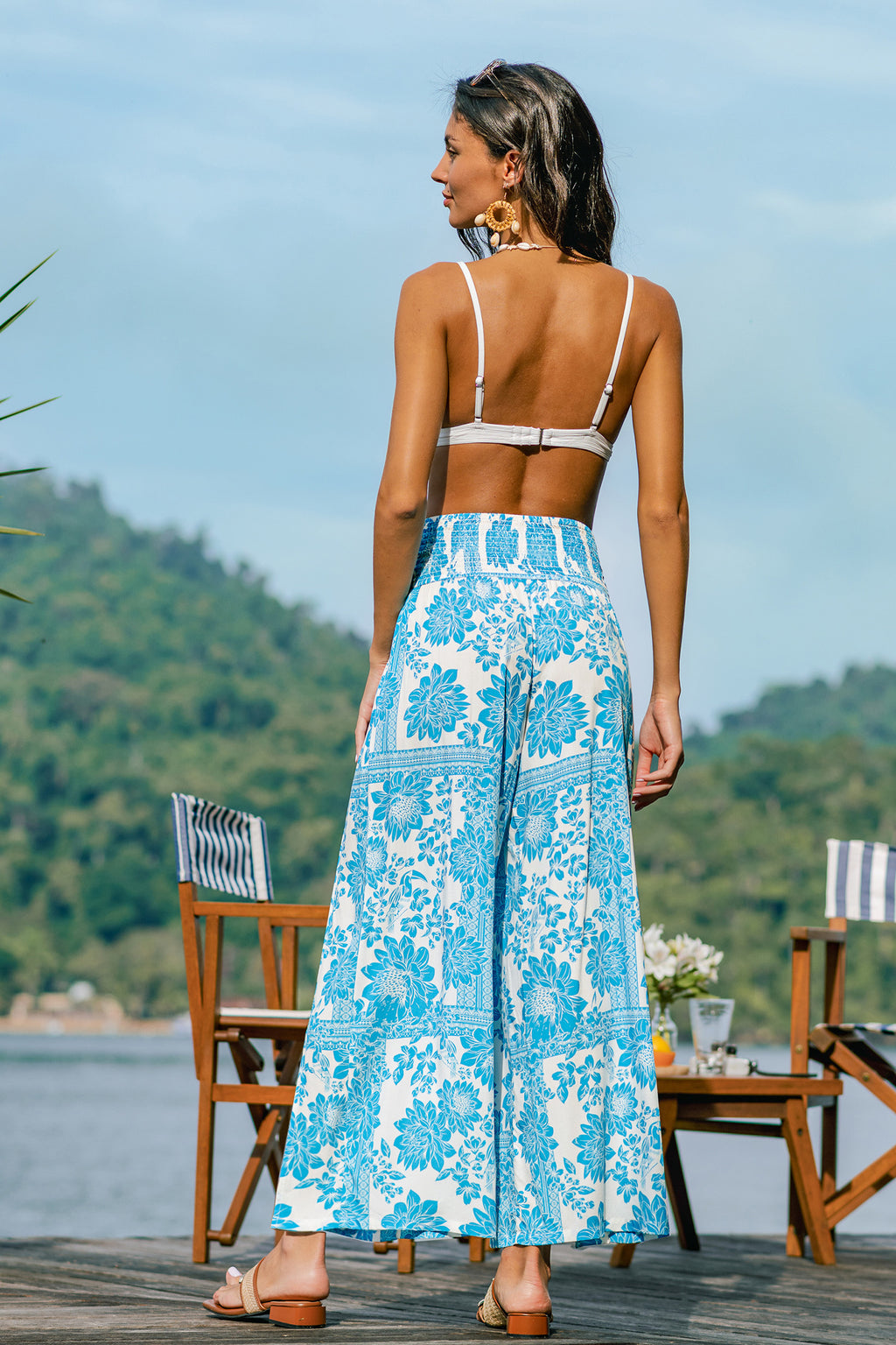 Blau-Weiß geblümte Strandhose mit gesmoktem Bund