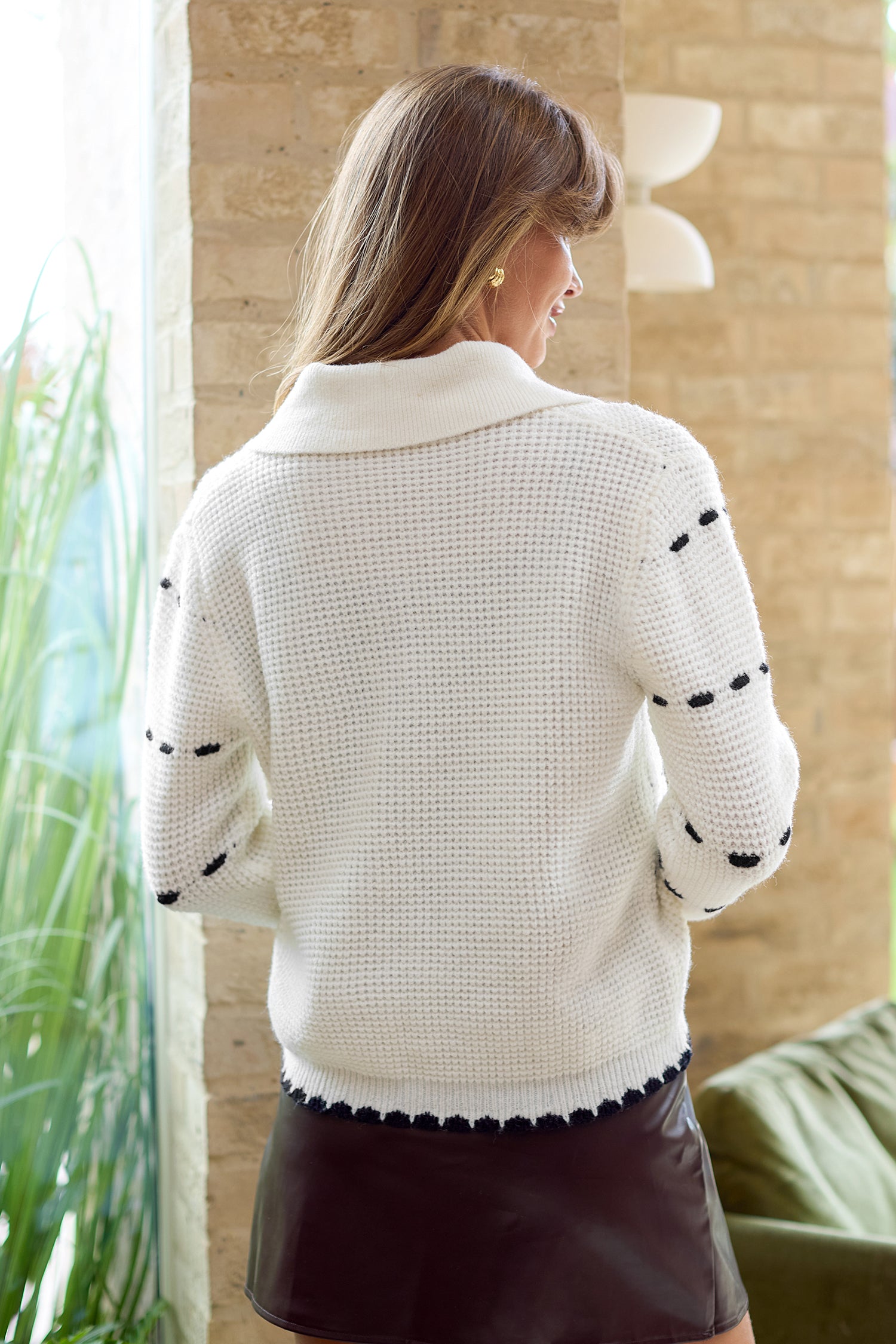 Weißer Hemdkragen Pullover