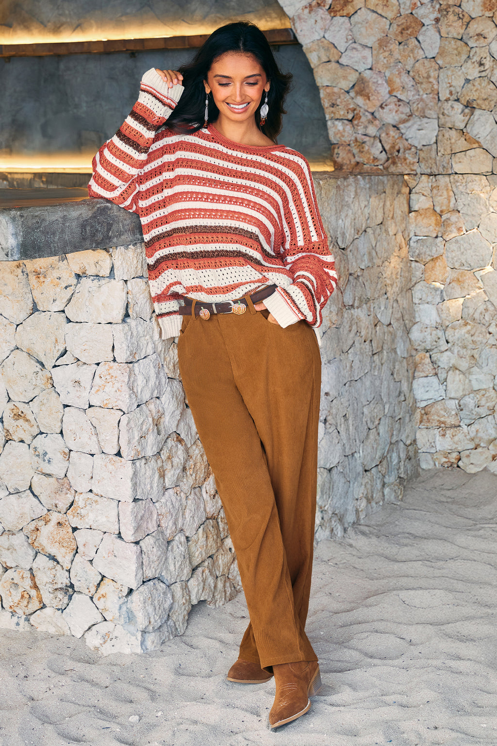 Braune Hose mit Taschen und Gürtelschlaufen