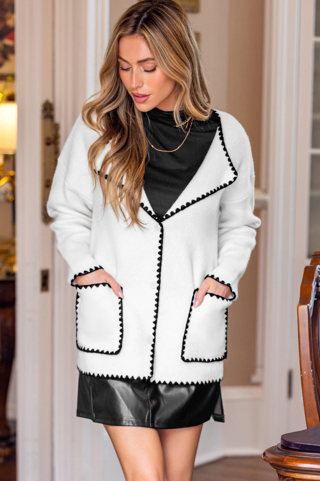 Weiße V-Ausschnitt Strickjacke