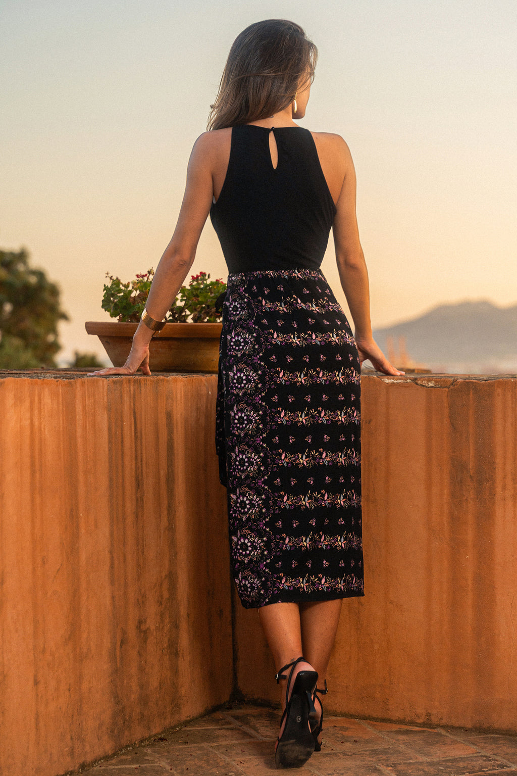 Hoher Ausschnitt Midi-Kleid mit Blumenmuster und Taillengürtel