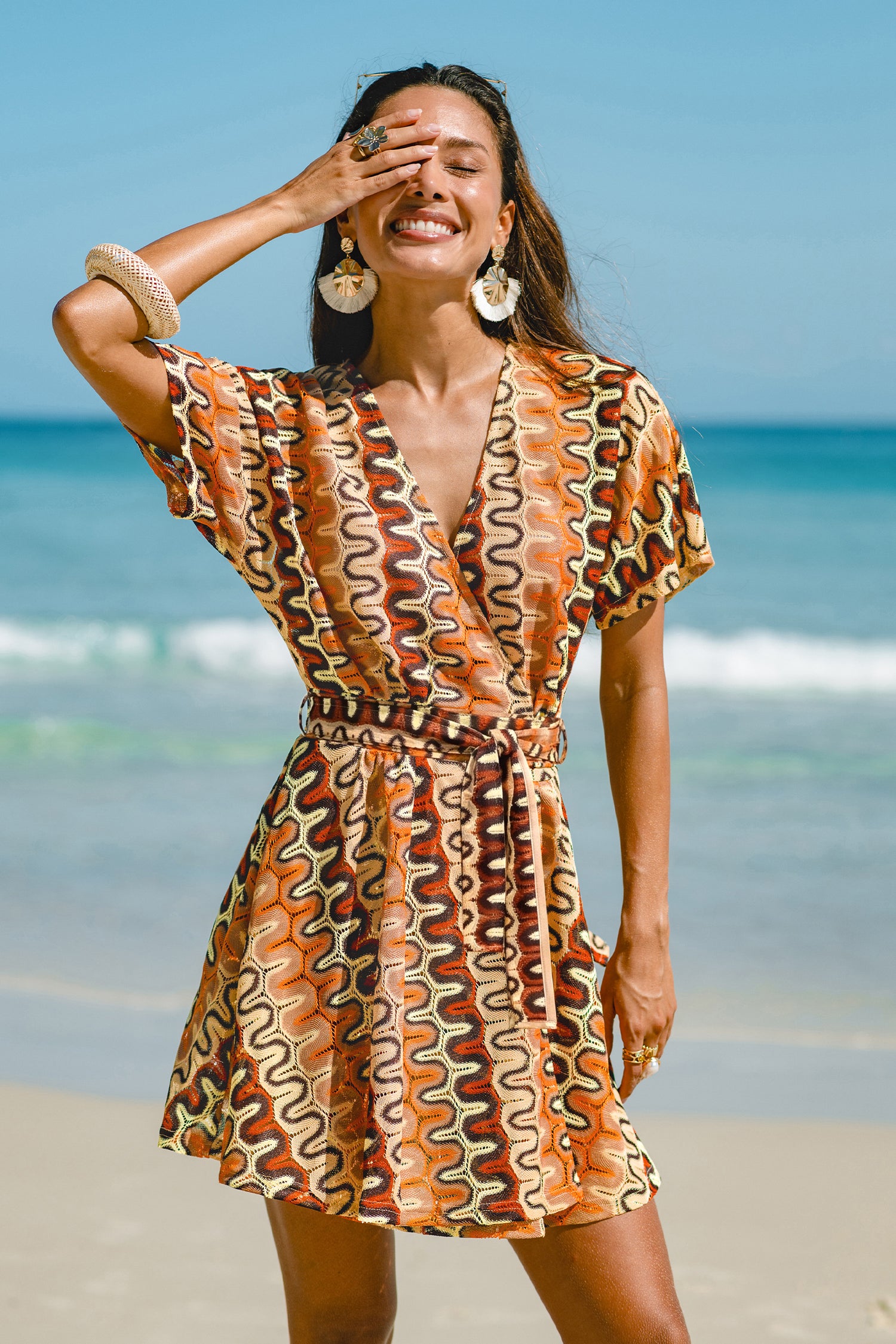 Abstraktes Mini-Strandkleid in Wickeloptik
