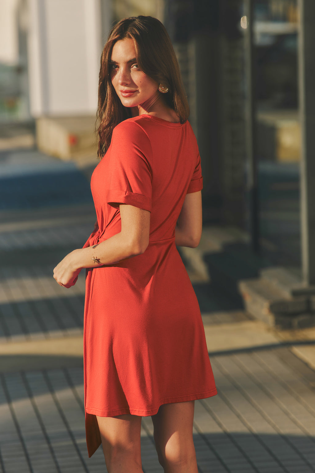 Rotes Kurzarm Rundhals Minikleid