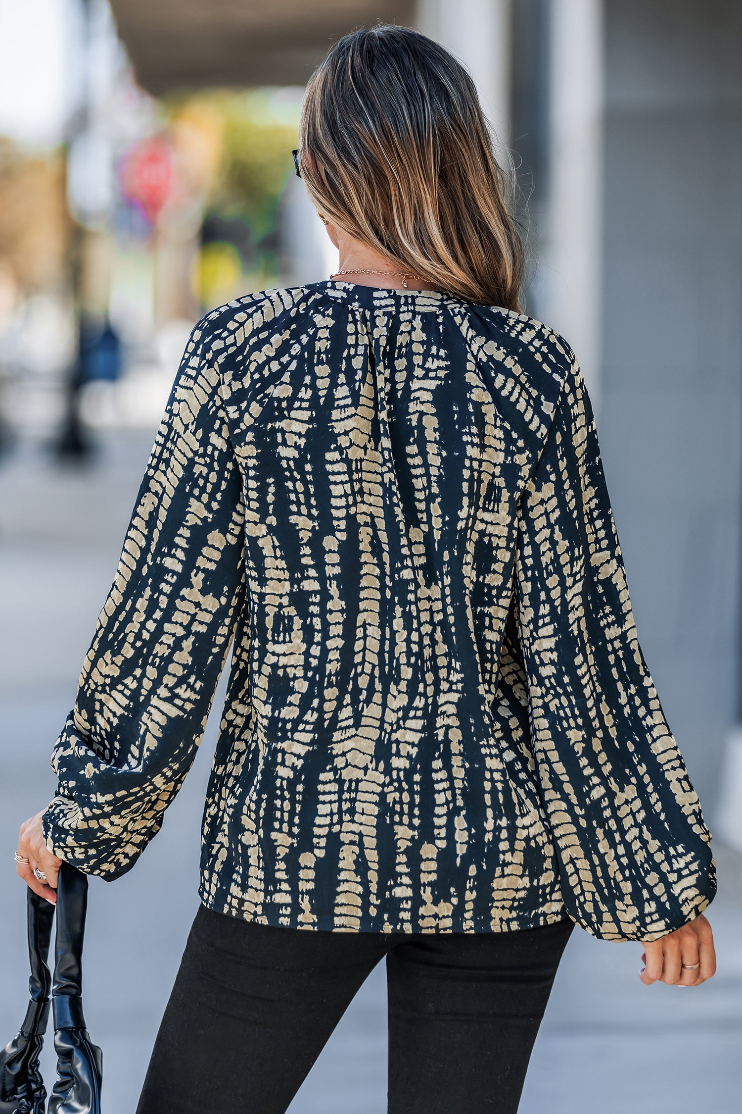 Abstraktes V-Ausschnitt Top