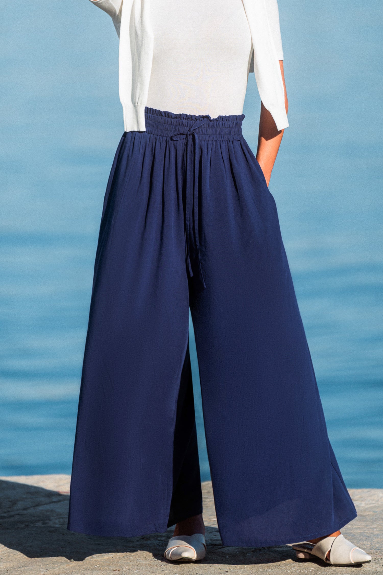 Blaue Hose mit elastischem Bund