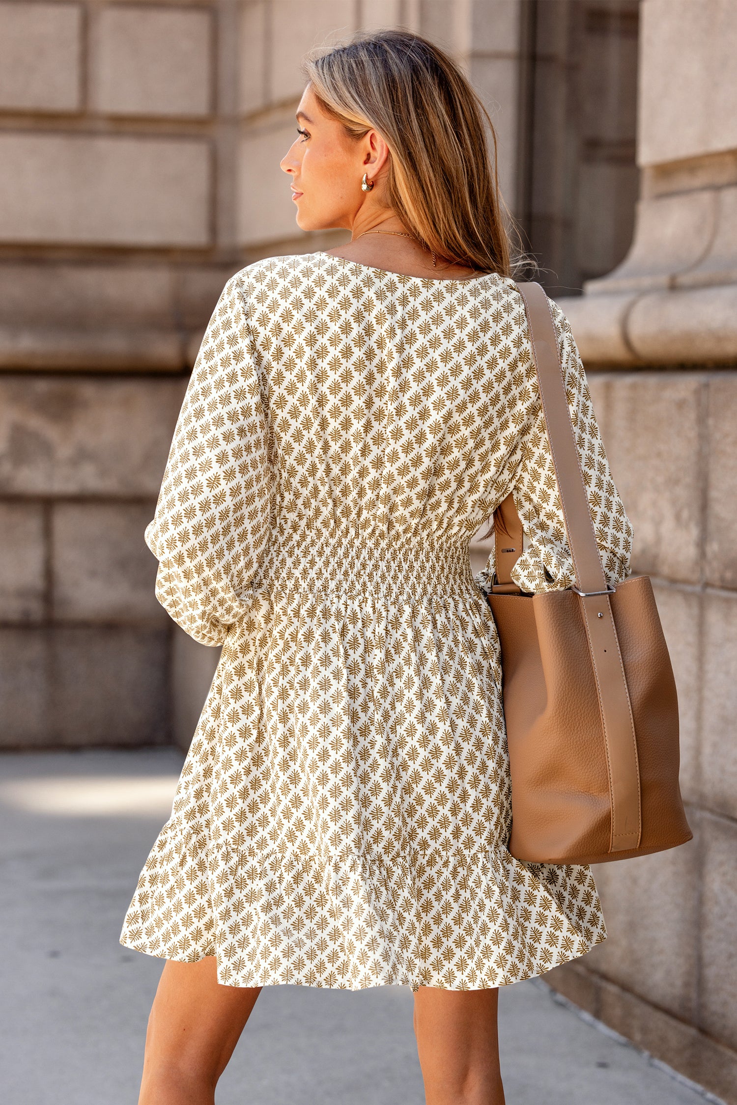 Verziertes V-Ausschnitt Minikleid in Beige